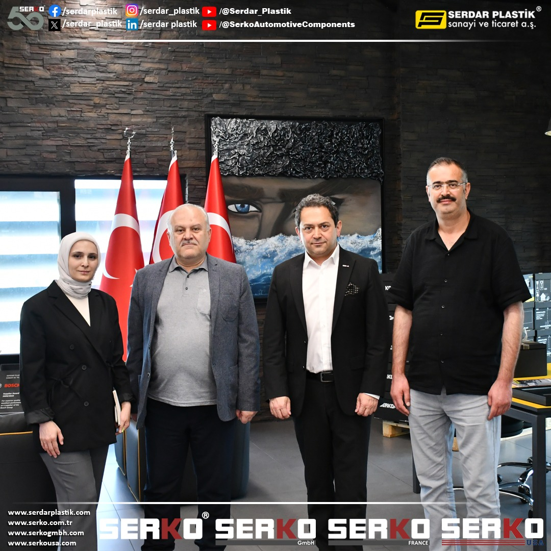 Serdar Plastik binasında bir toplu fotoğraf.