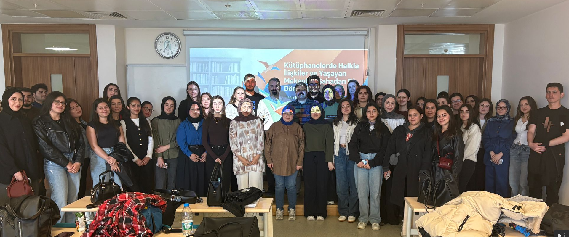 Sunuma katılan öğrenciler ile sahne önünde çekilen toplu bir fotoğraf