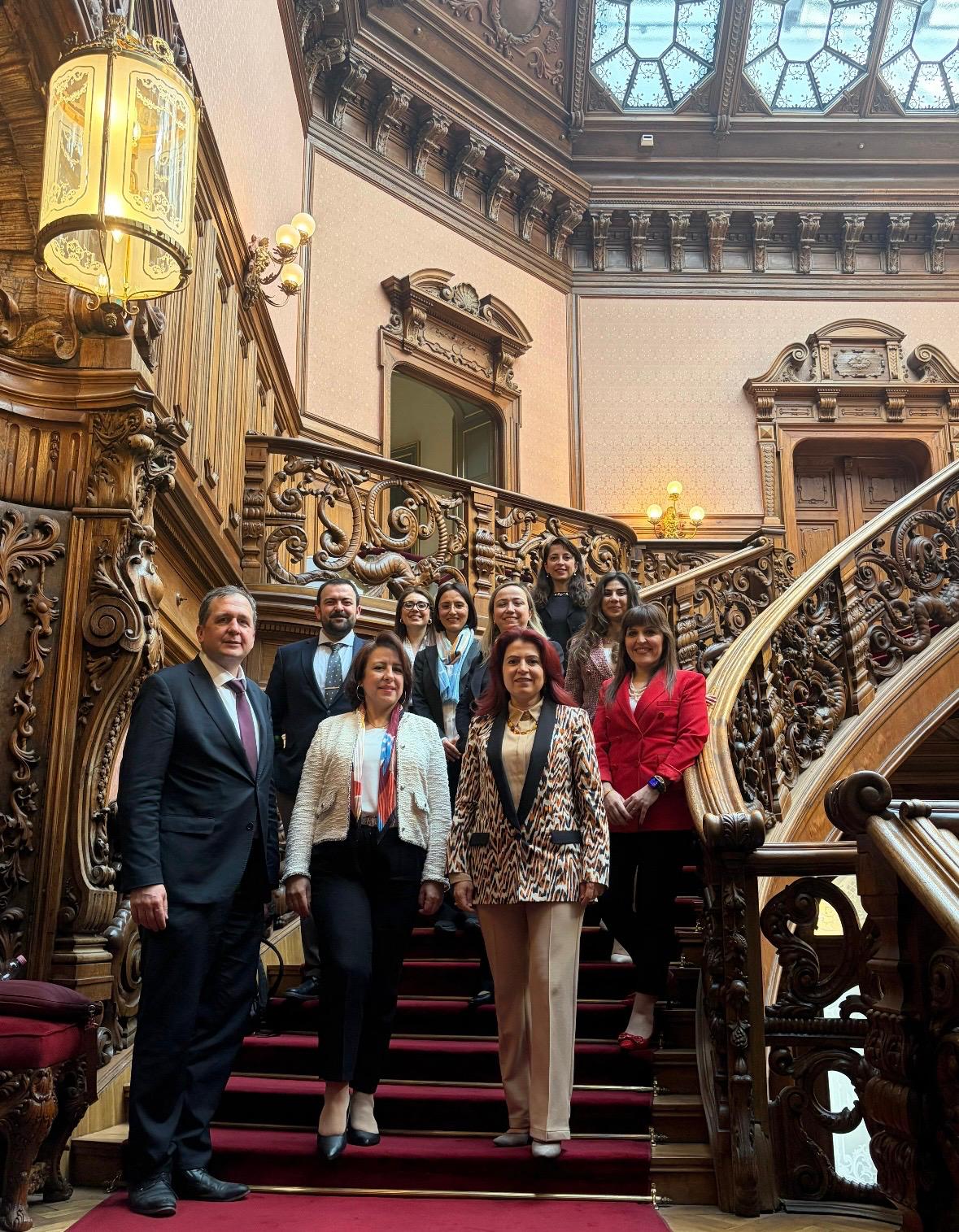16-17 Nisan 2026 tarihlerinde Macaristan’ın Budapeşte şehrinde yer alan Károli Gáspár Üniversitesi ile Üniversitemiz arasında “Avrupa Hukukunda Güncel Meseleler (Joint Symposium on Contemporary Challenges in the European Legal Space)” başlıklı ortak bir sempozyum düzenlenmiştir.  Sempozyum ile iki üniversitenin öğretim üyeleri Avrupa’yı yakından ilgilendiren meseleler üzerine sunumlar gerçekleştirmişlerdir. Türk-Macar dostluk ilişkilerini özellikle Hukuk alanında geliştirme, bu ilişkileri giderek artırma ve derinleştirme noktasında “Ortak Sempozyum” önemli bir kilometre taşı olmuştur. Ülkemizi yakından ilgilendiren pek çok güncel mesele (iklim krizi, tahkim uygulamaları, kişisel verilerin korunması gibi) ele alınmış ve çözüm önerilerine ilişkin iki üniversitenin öğretim üyeleri fikir alışverişinde bulunmuşlardır.  Türk İşbirliği ve Koordinasyon Ajansı Başkanlığı (TİKA)’ya Sempozyuma göstermiş olduğu ilgi ve sağladığı destek için teşekkür ederiz.
