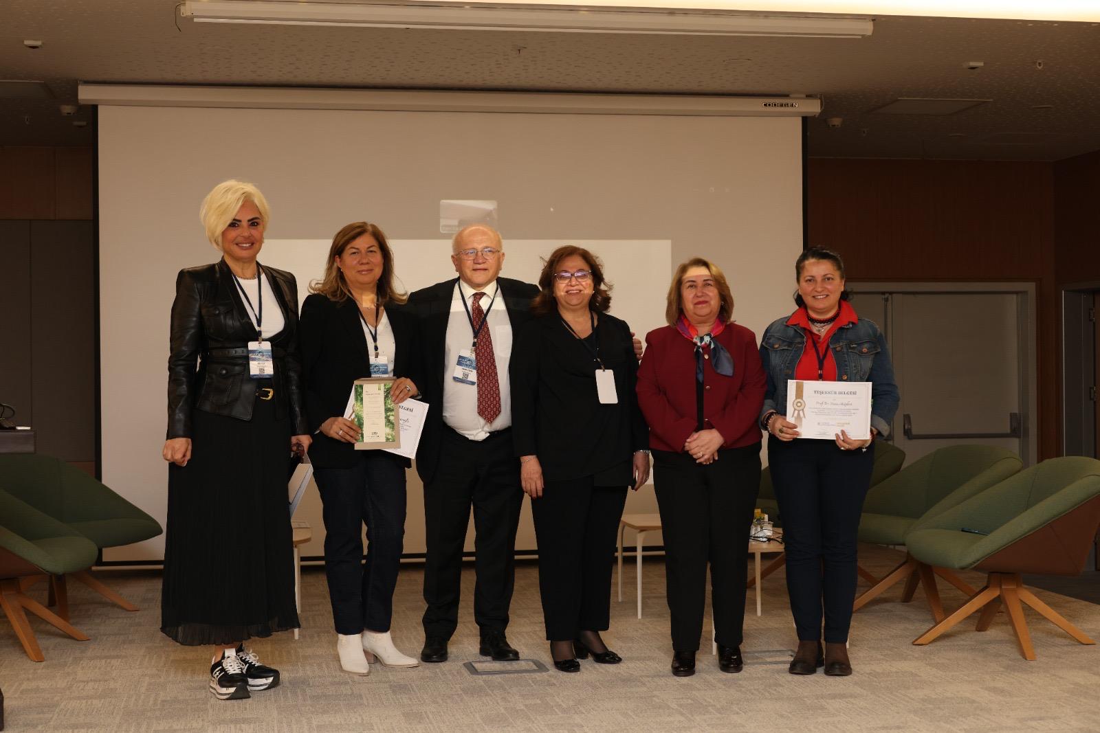 Görsellerde, Atılım Odyoloji Günleri III kapsamında panel oturumları, sunum yapan katılımcılar ve etkinlikten çeşitli anlar yer almaktadır.