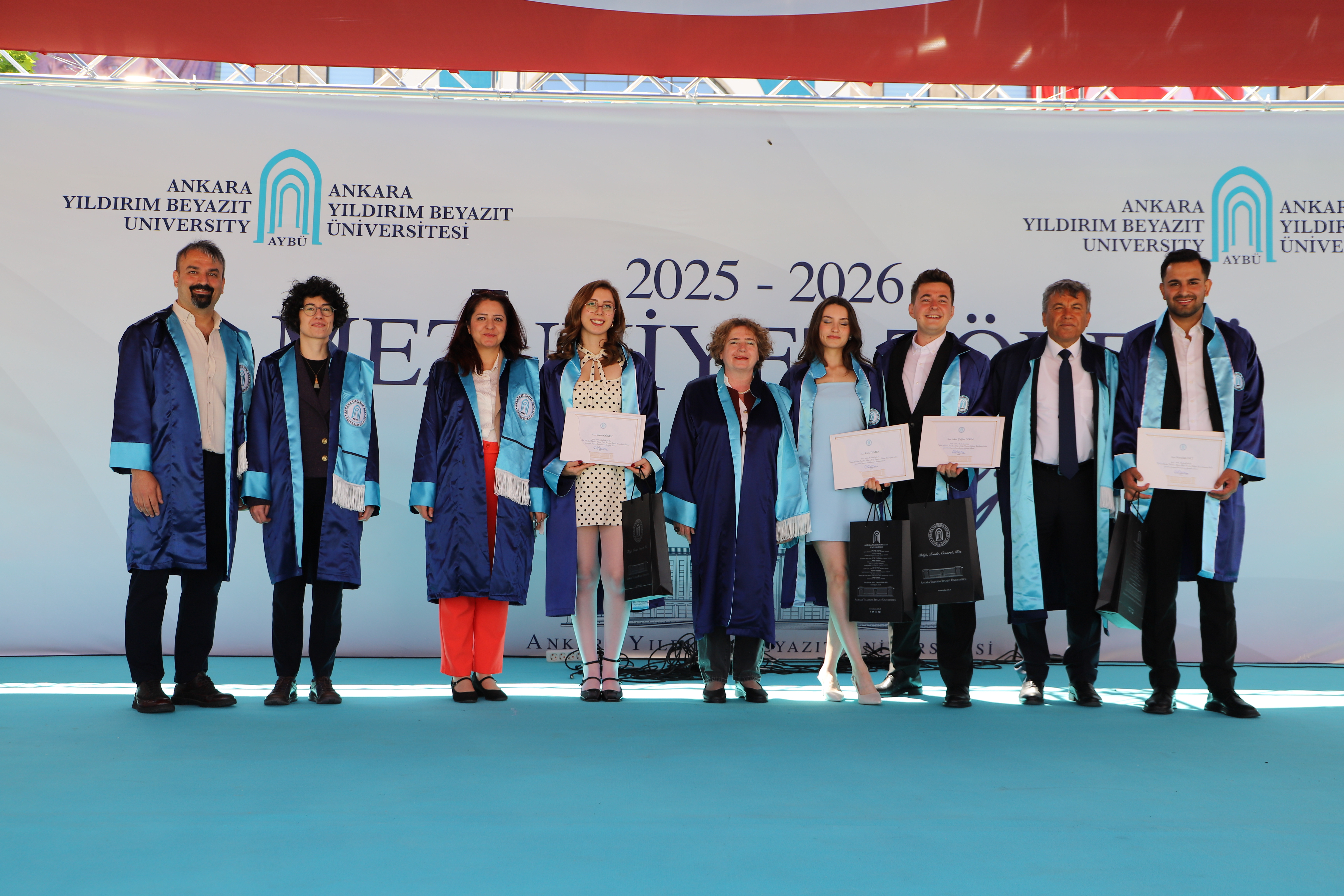 Hocaların ve bölümde derece yapan öğrencilerin beraber çekilmiş bir fotoğrafı