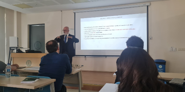 Seranit Grubu’ndan konuşmacı sunum yapıyor, öğrenciler dinliyor.