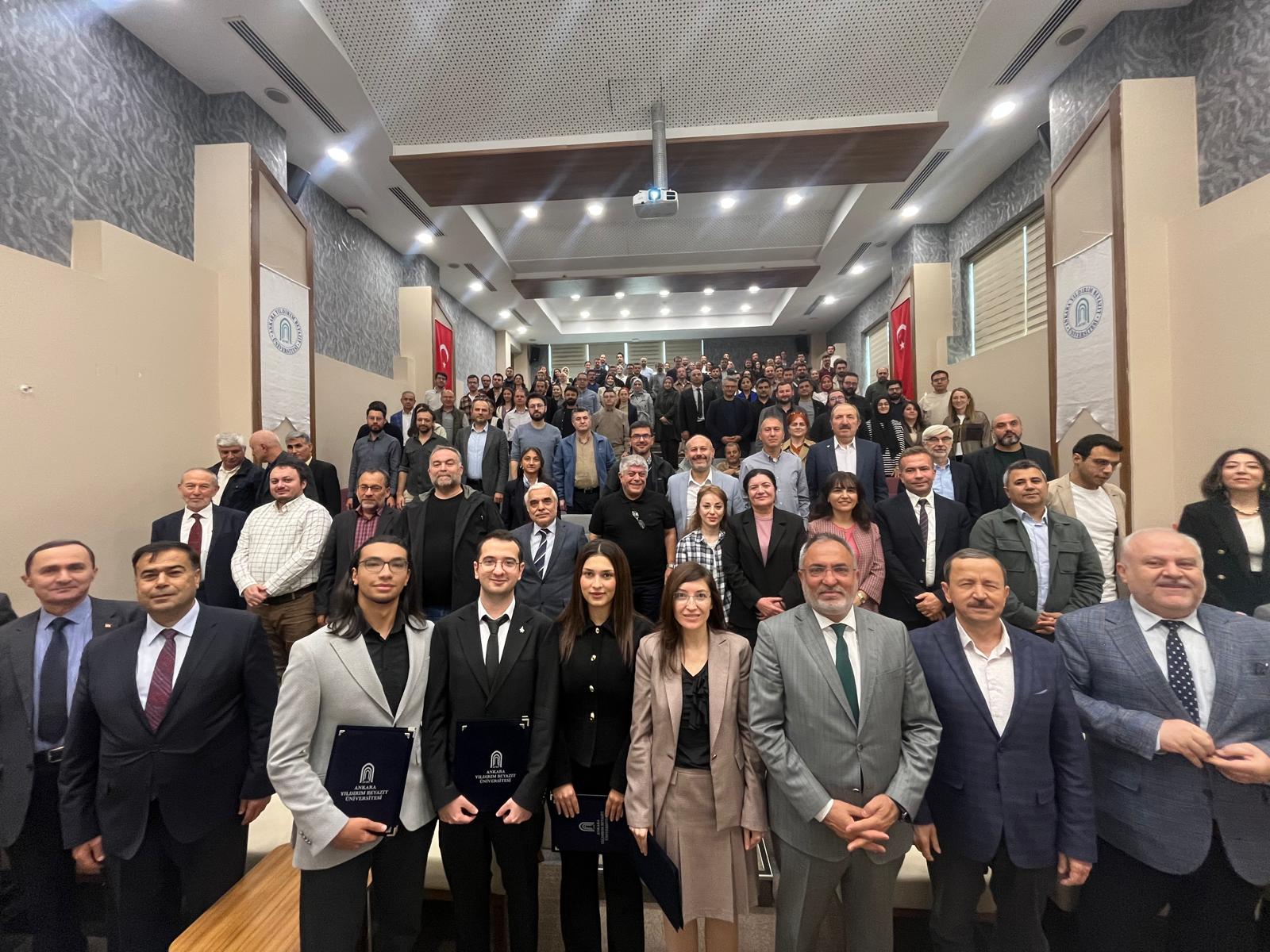 Toplantı sonunda konuşmacılarımızın dinleyiciler ile birlikte toplu fotoğrafı.