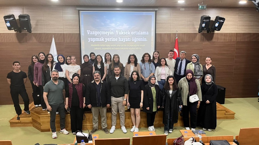 Sunuma katılan kişilerin sahne önünde topluca çekilmiş bir fotoğrafı