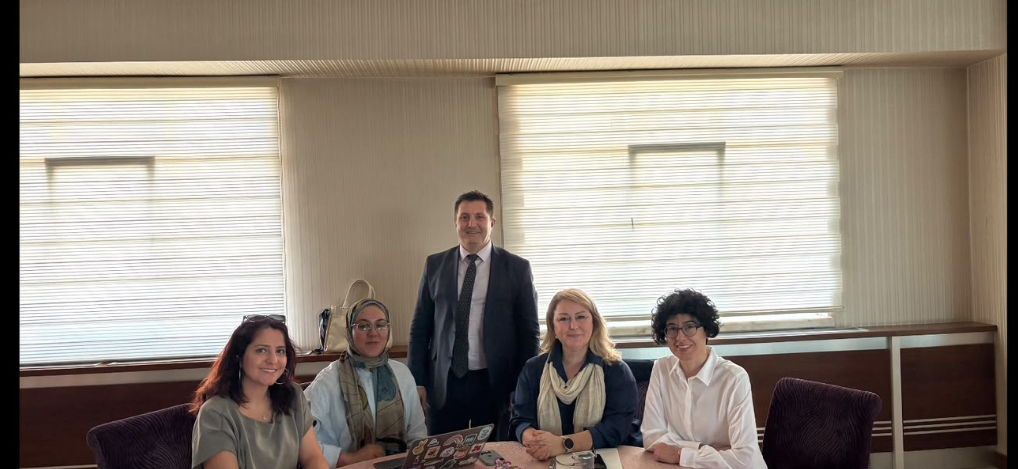 Yapılan çalıştayda katılımcı hocaların masa etrafında çekilmiş bir fotoğrafı