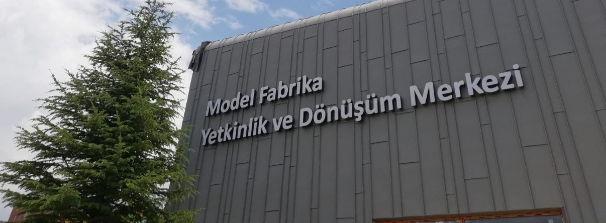 Model Fabrika ve Yetenek Dönüşüm Merkezi tabelası.