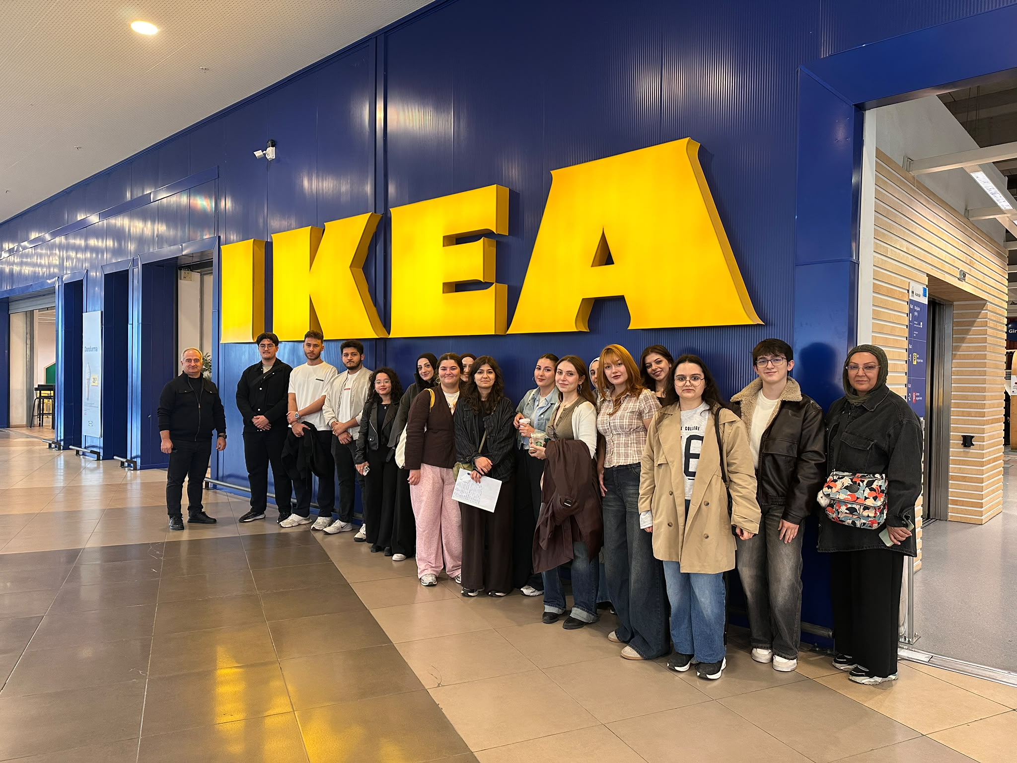 ikea önünde toplu foto