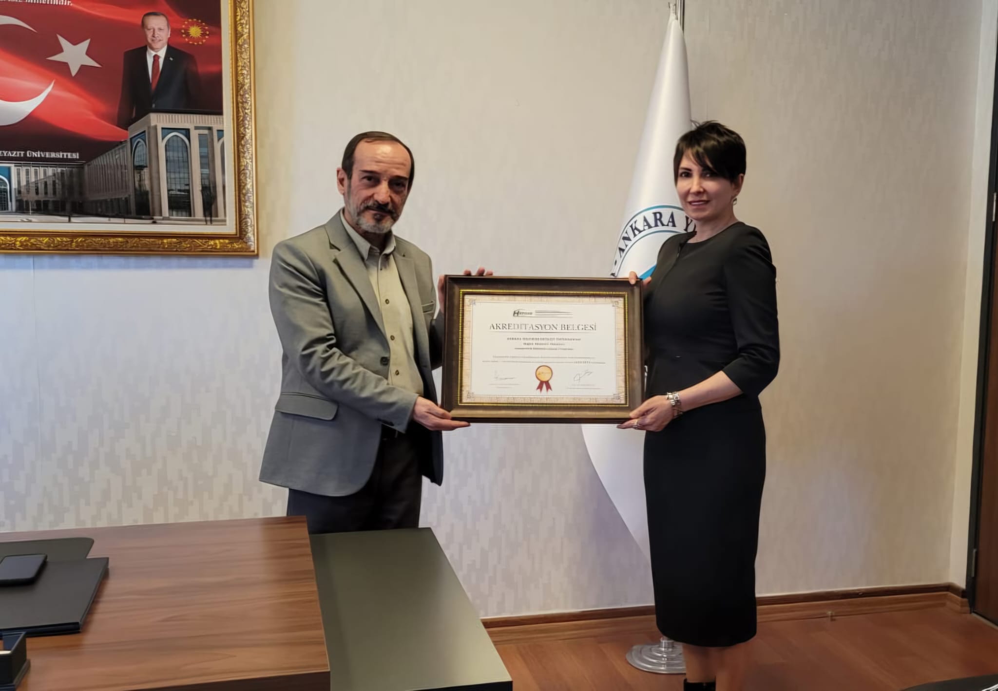 Hemşirelik Bölümüne plaket takdimi görsel.