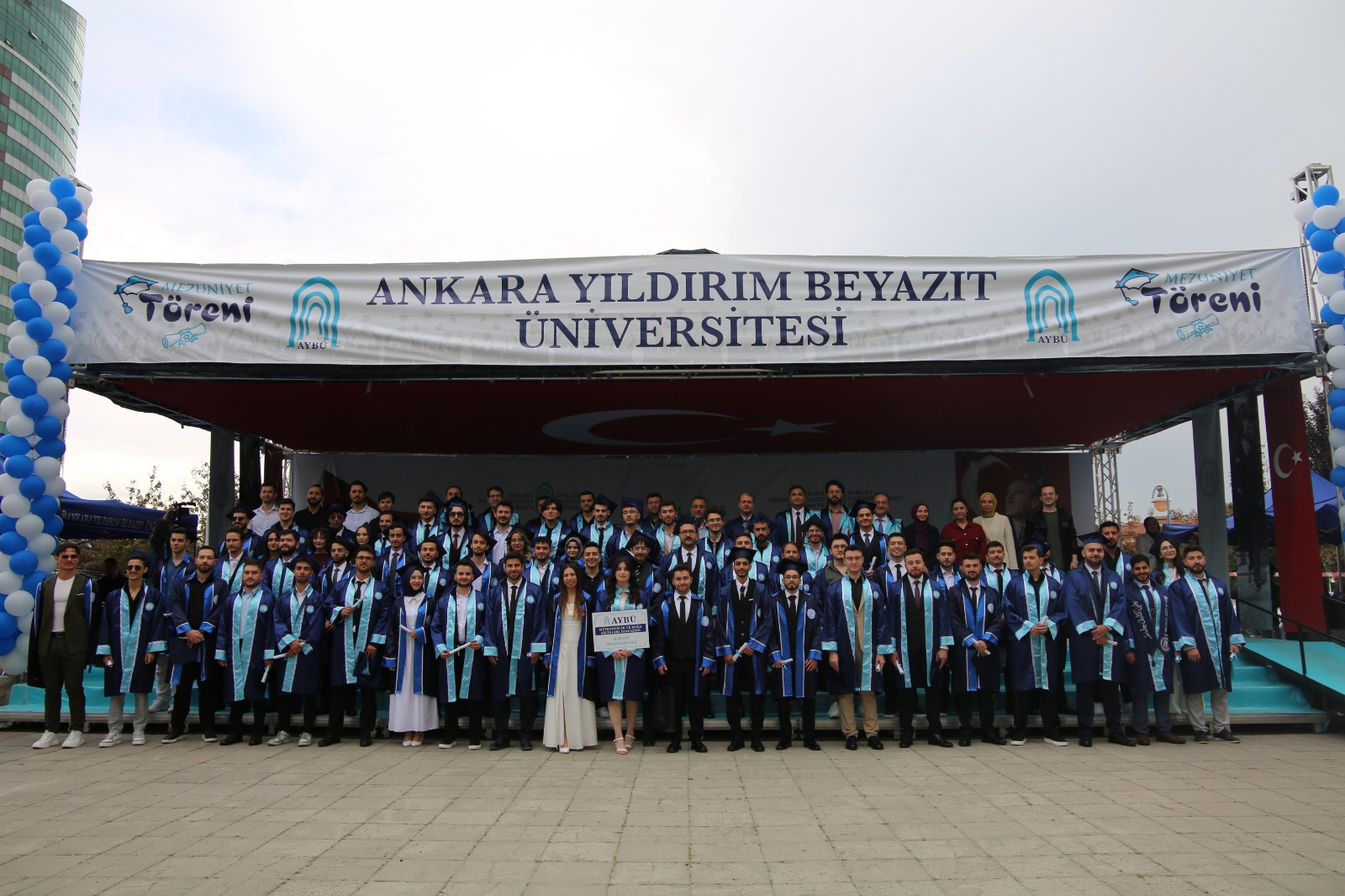 2024-2025 Akademik Yılı Makine Mühendisliği Bölümü Mezuniyet Töreni'nde bölümümüz öğretim üyeleri ve mezun olan öğrencilerin birlikte çekindikleri fotoğraf.