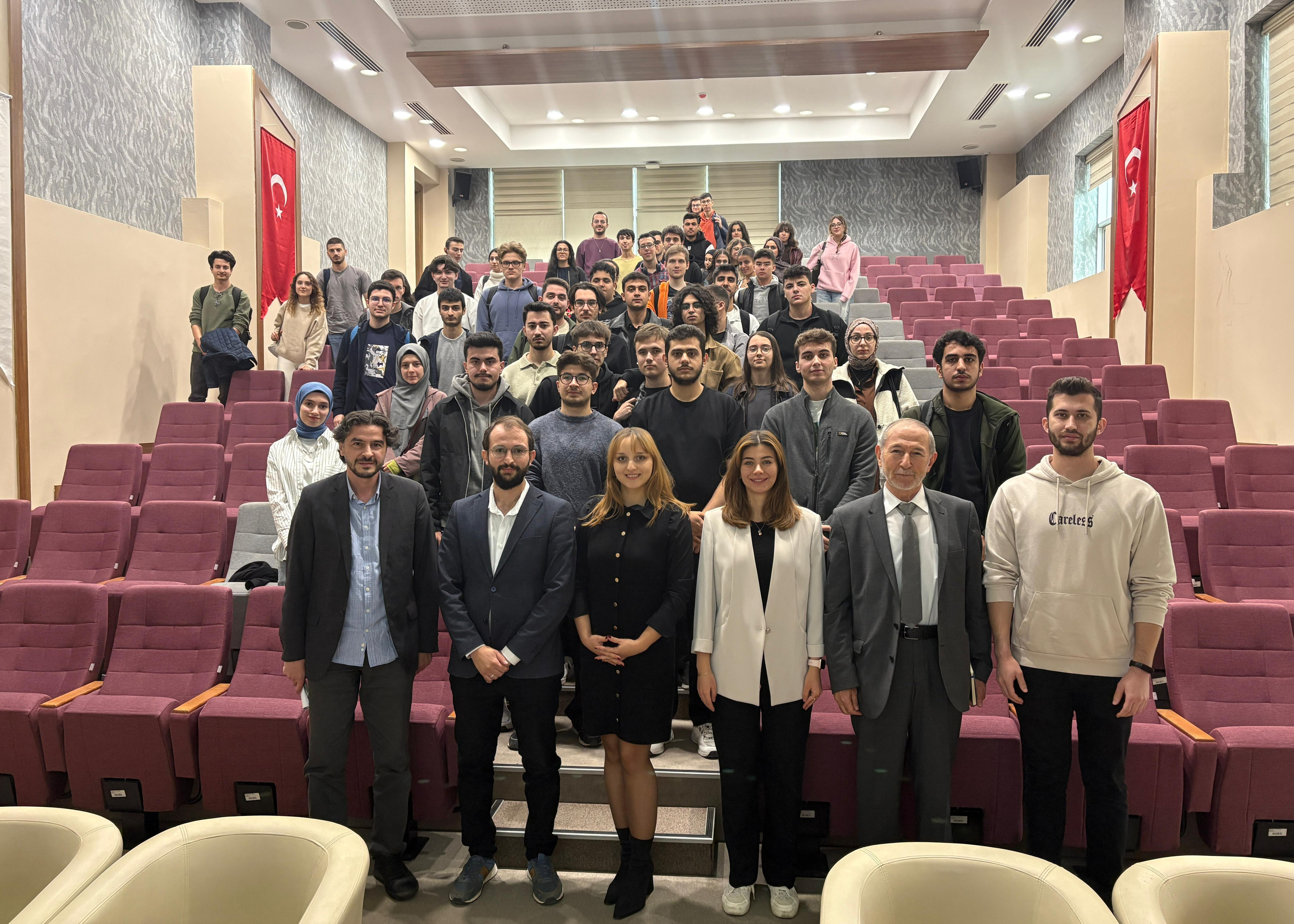 TÜNAŞ'dan gelen 3 uzman mühendisin sunuma katılan bölüm öğretim üyelerimiz ve öğrencilerimiz ile birlikte çekindikleri fotoğraf