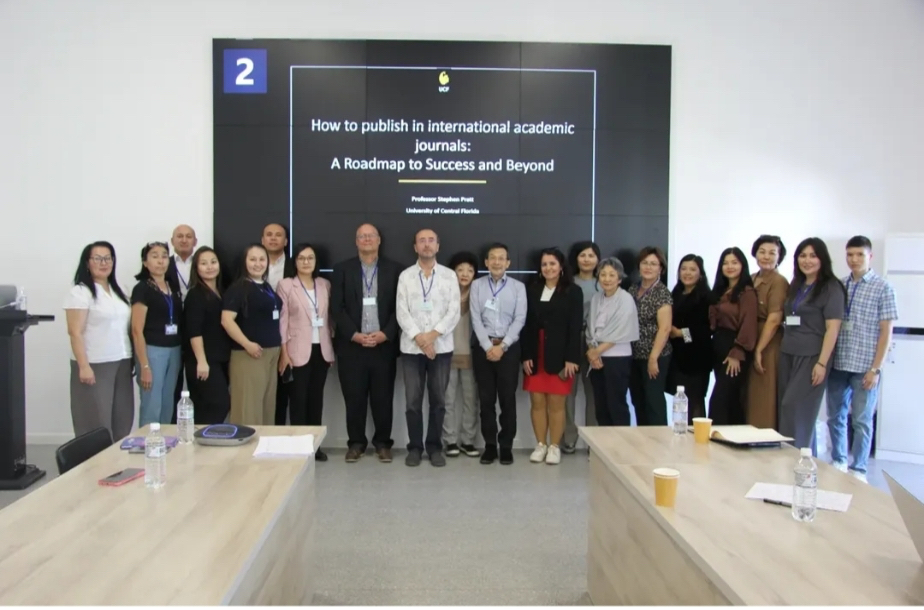 Demet Soylu'nun konferans katılımcıları ile birlikte çekilmiş bir fotoğrafı