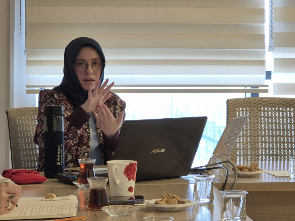 İTBF Kolokyumu oturumunda konuşma yapan kişi. A person speaking during a Faculty Colloquium session.