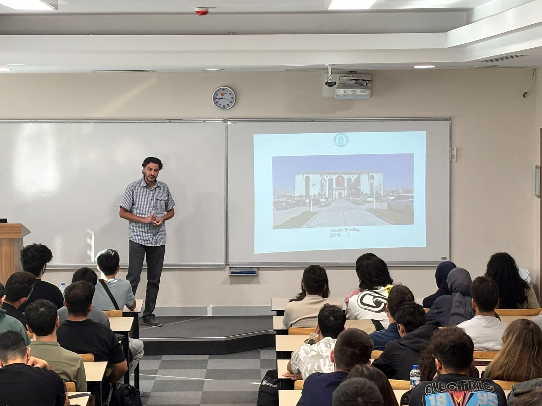 Bölümümüz Öğretim Üyelerinden Doç. Dr. Yasin Sarıkavak'ın bölümümüze yeni başlayan öğrencilere sınıfta sunum eşliğinde oryantasyon yaparken çekileb fotoğrafı 2025