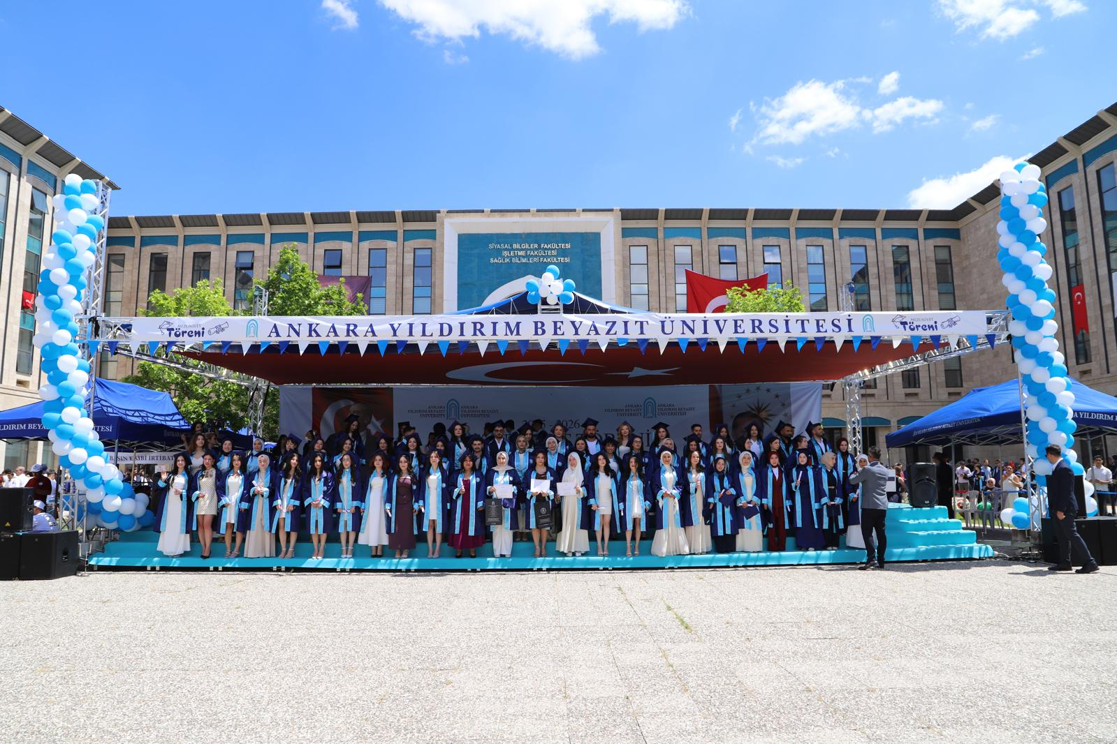 Görsellerde, 2026 yılı Odyoloji Bölümü Lisans Programı mezunları, öğretim elemanlarıyla birlikte mezuniyet töreninde hatıra fotoğrafı çektirmektedir.