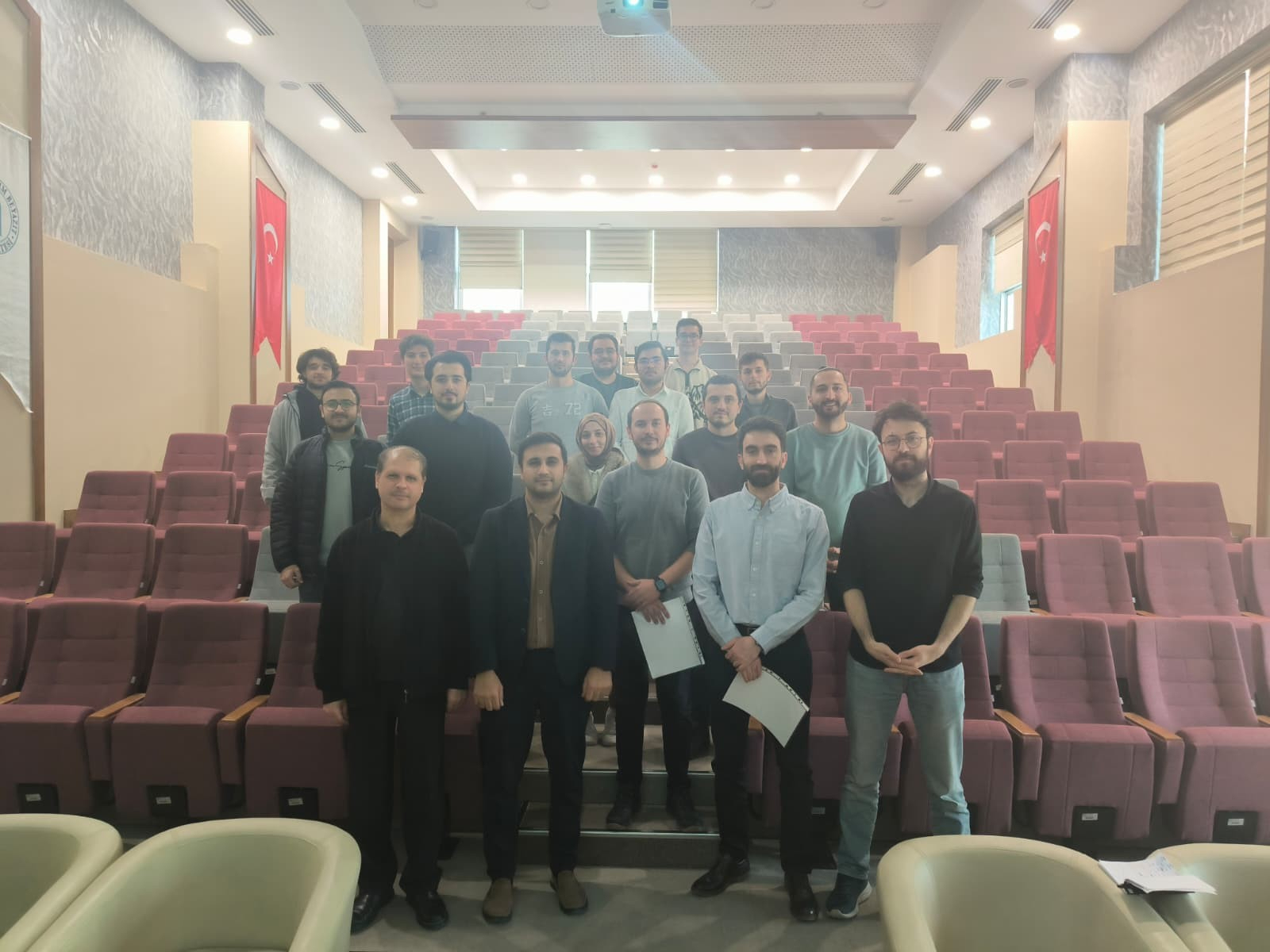 Makine Mühendisliği öğretim üyeleri Mahmut Cihat Yılmaz ve Necati Uçak’ın, sunuma katılan diğer katılımcılar ile birlikte yer aldığı toplu fotoğraf.