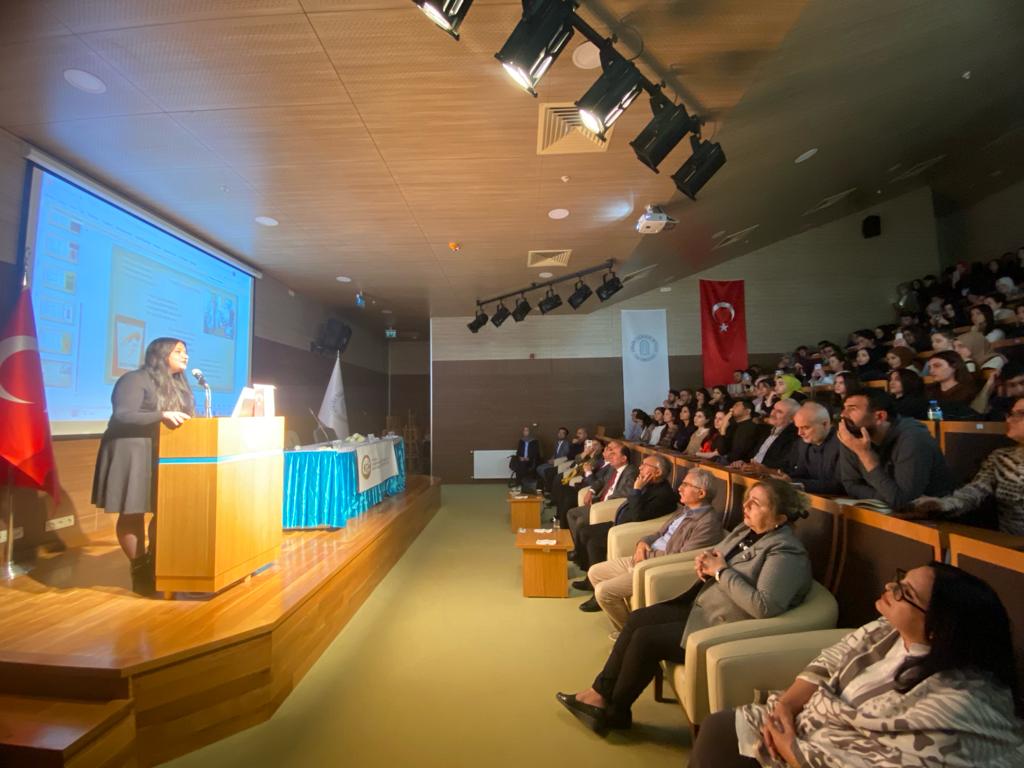 3 Şiir okunurken_.jpeg