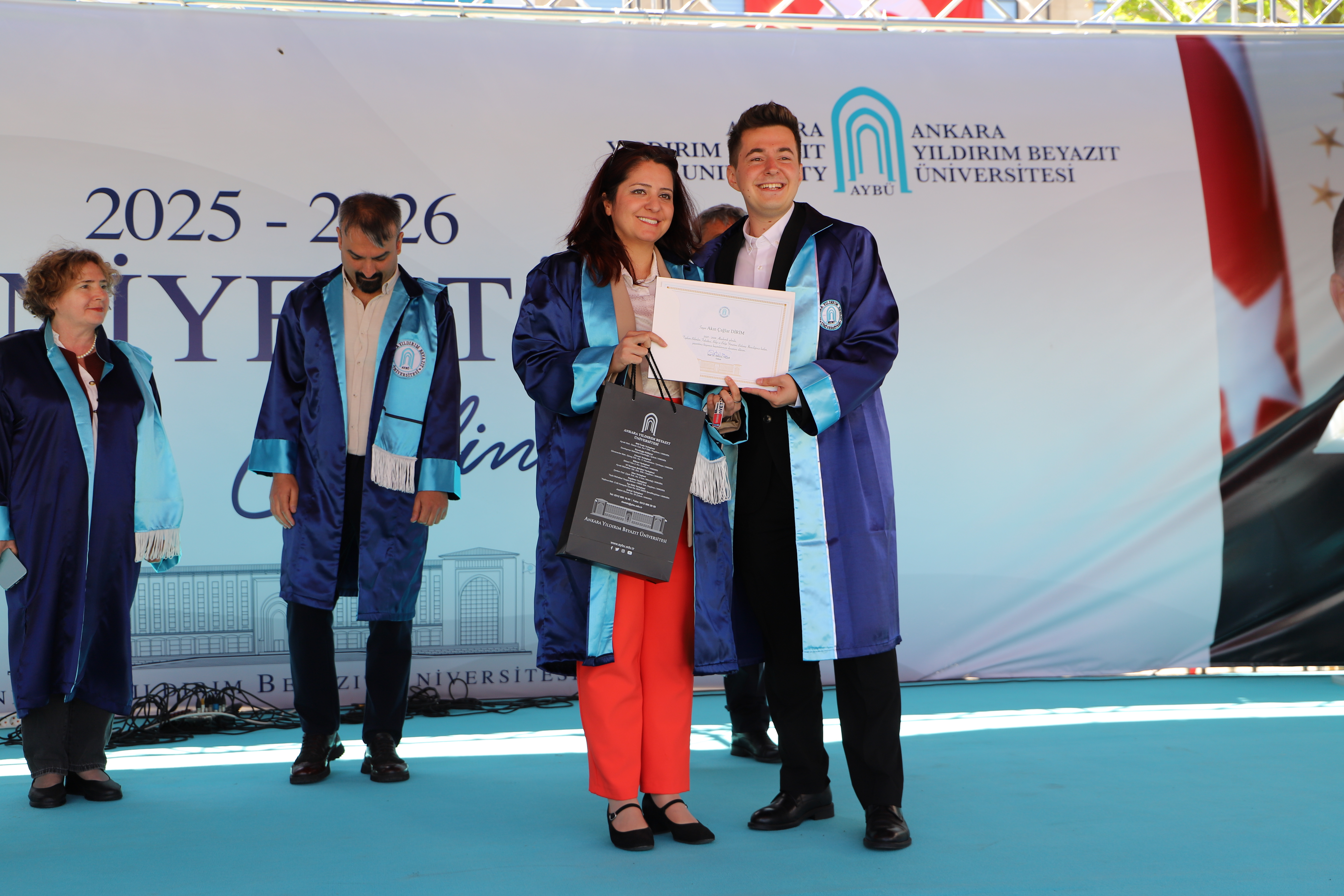 Bölüm üçünsünün Demet Soylu'dan diplomasını alırken çekilmiş bir fotoğrafı