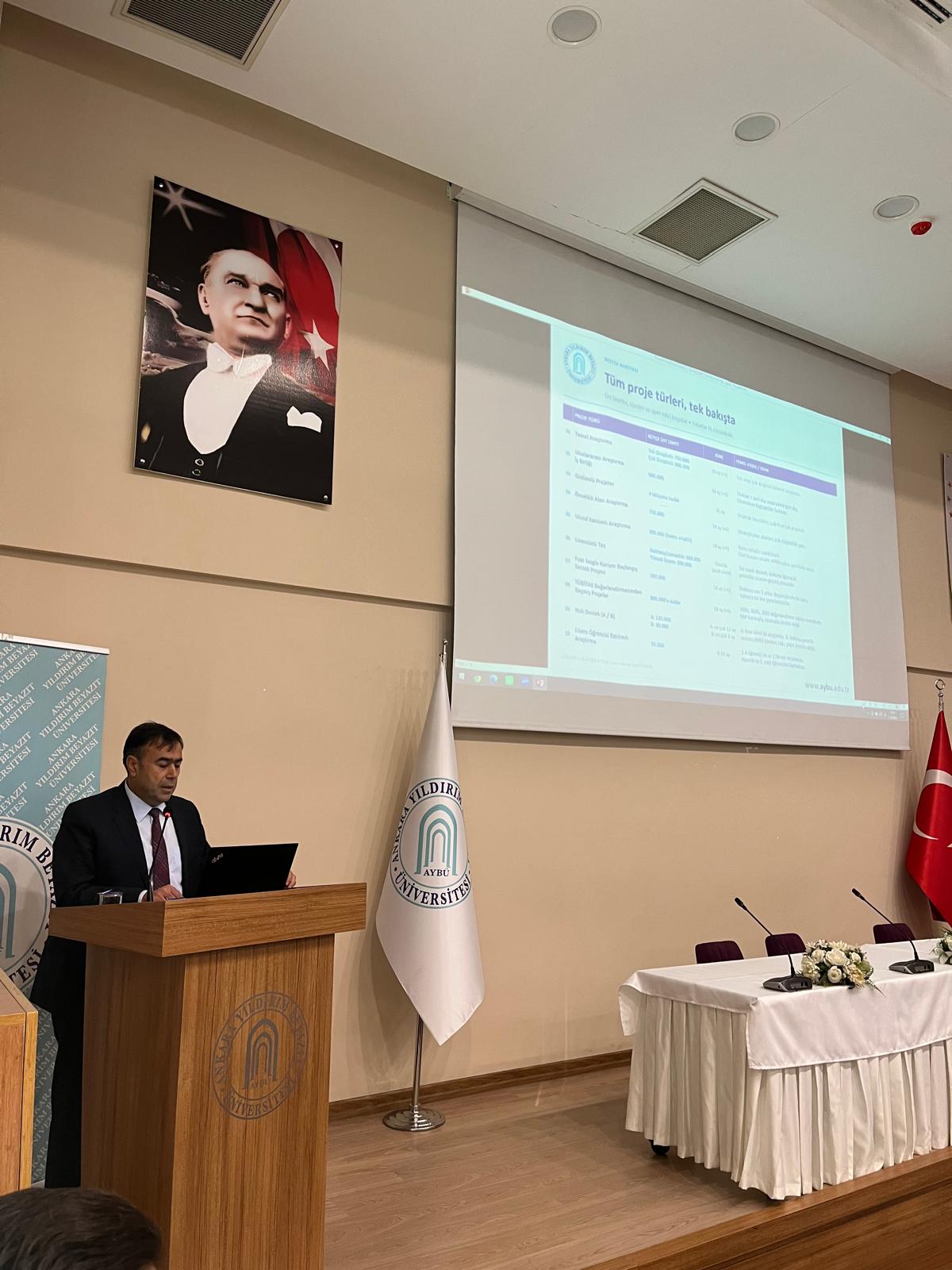 Rektör Yardımcımız Hüseyin Tutar'ın kürsüde konuşmasını yaparken fotoğrafı.
