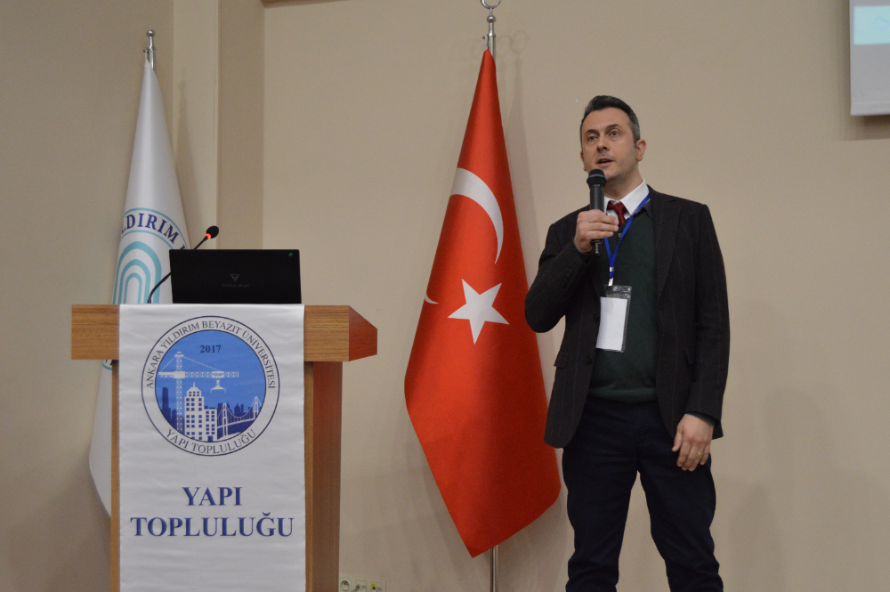 Etkinliğe katılan bir konuşmacı konuşmasını yapıyor.