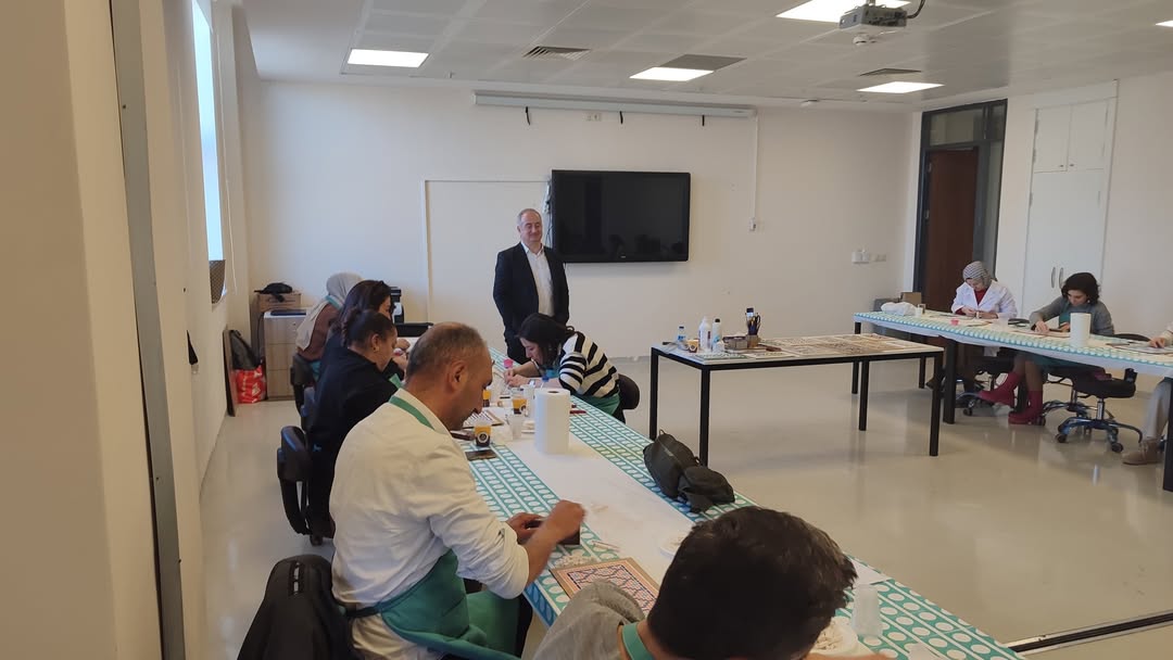 MOZAİK SANATI ÇALIŞTAYI BAŞLADIAnkara Yıldırım Beyazıt Üniversitesi Mimarlık ve Güzel Sanatlar Fakültesi tarafından sanat alanında yerel iş birliklerini desteklemek amacıyla düzenlenen Mozaik Sanatı Çalıştayı başl (1).jpg