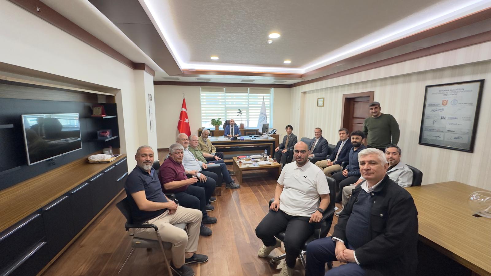 Dekanımız, okulumuzdan öğretim üyeleri ve University of Denver öğretim üyelerinin dekanımızın odasında fotoğrafı
