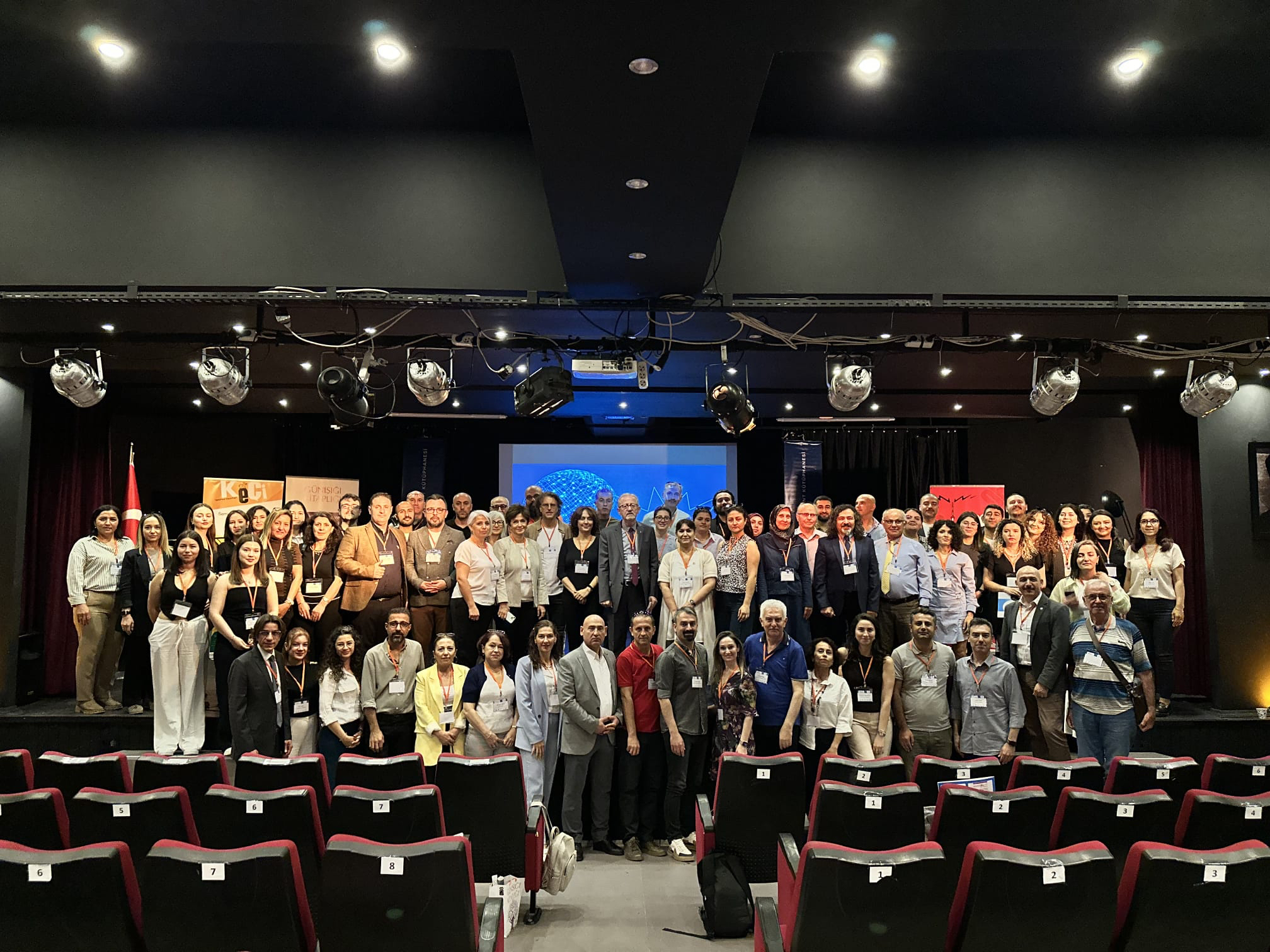 Seminere katılan katılımcıların topluca çekilmiş bir fotoğrafı