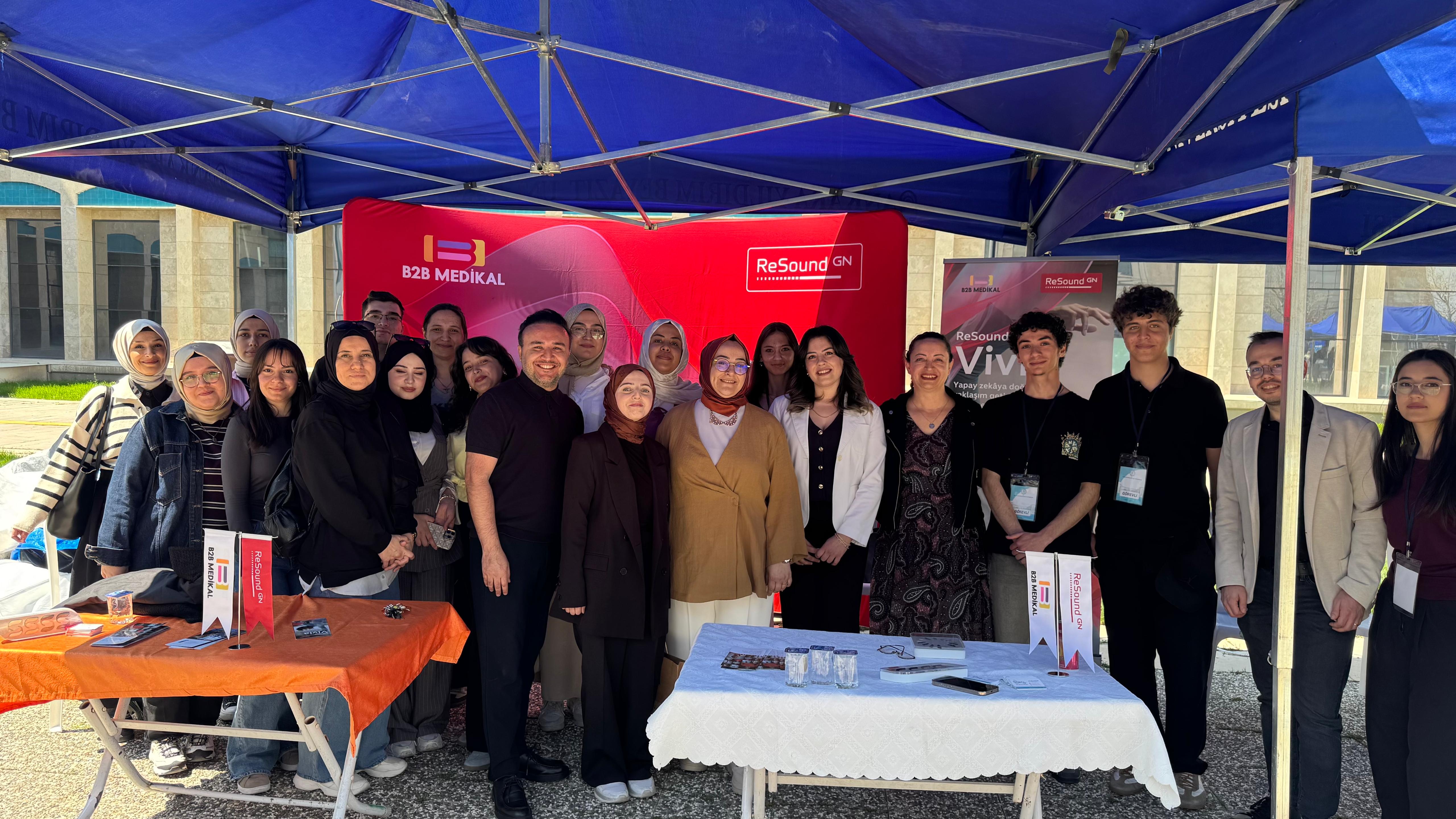 Görsellerde, AYBÜ Kariyer Günleri 2026 etkinliğinde bölüm öğretim elemanları, öğrenciler ve firma temsilcileri yer almaktadır.
