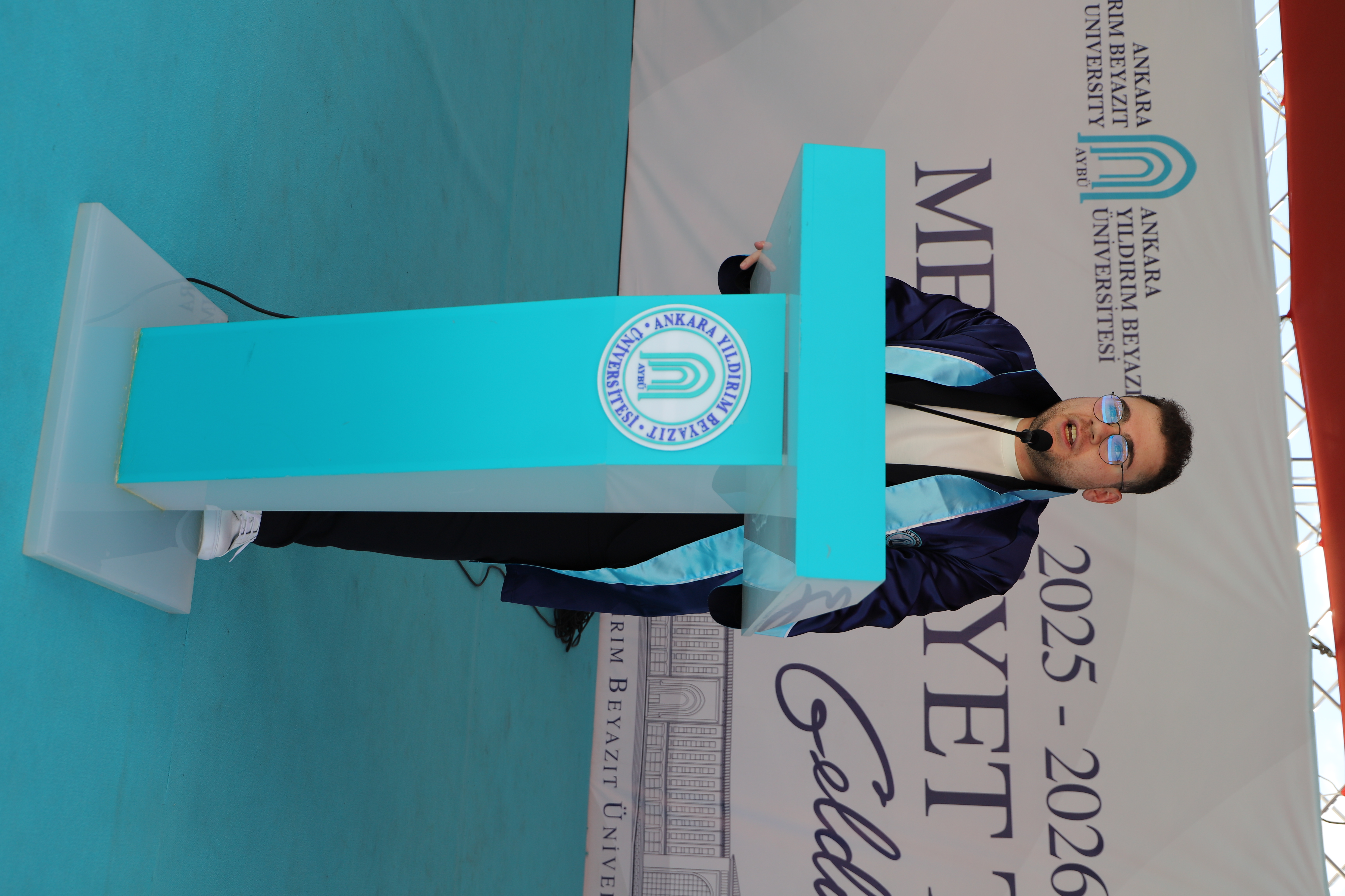 Fakülte birincimiz Emre Demirbaş konuşmasını yapıyor.