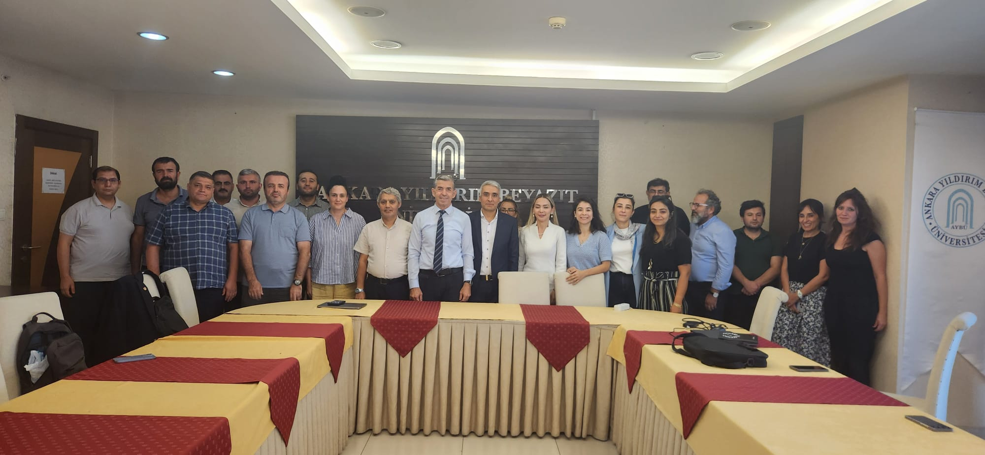 Bu görselde çalıştay katılımcıları yer almaktadır.