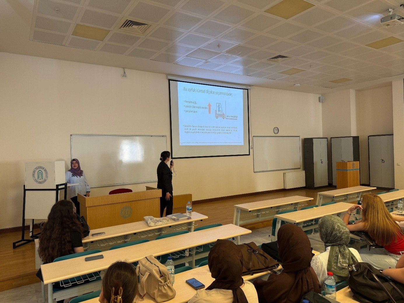1. sınıf öğrencilerine Doç. Dr. Reyhan Eskiyurt ve Arş. Gör. Şeyma Zübeyde ALBAKIR tarafından Mentör Menti Programının faydaları anlatılıyor.