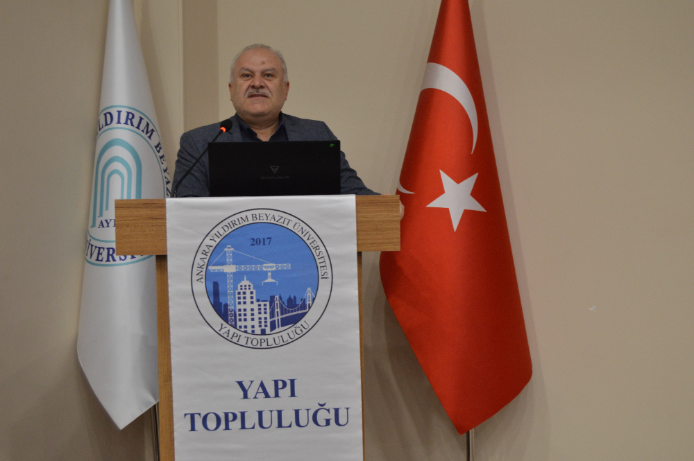 Dekanımız açılış konuşmasını yapıyor.