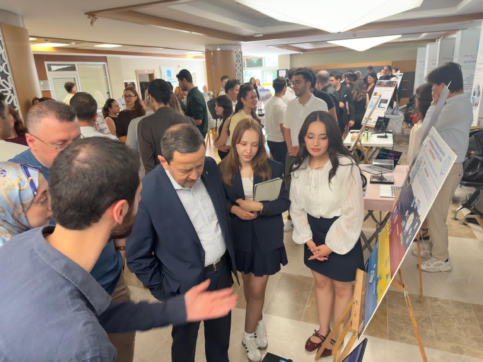 Bitirme projeleri öğrencileriyle akademisyenlerimizin fotoğrafı
