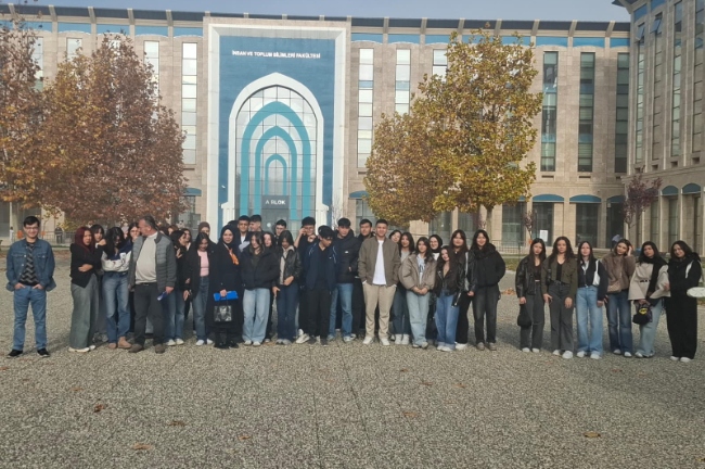 Fetih Anadolu Lisesi öğrencileri okulumuzun bahçesinde