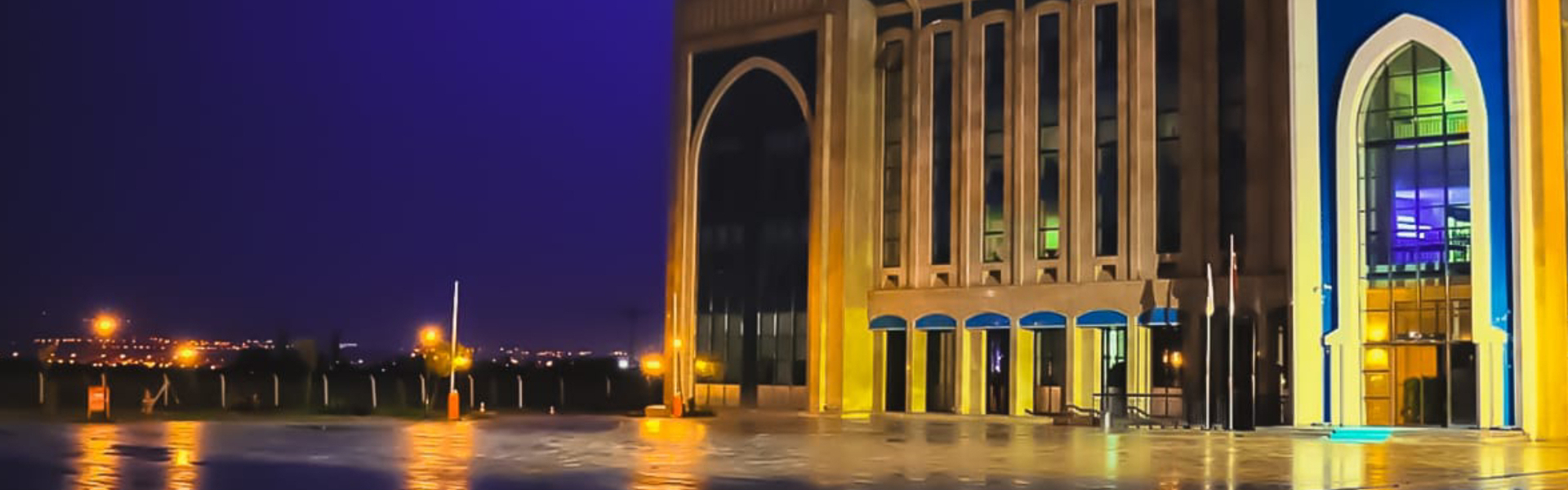 Ankara Yıldırım Beyazıt Üniversitesi Esenboğa Külliyesi'nin gece vakti çekilmiş bir fotoğrafı