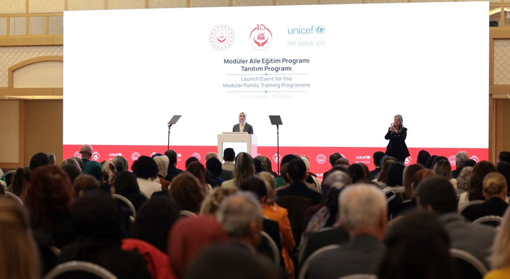 bakan salona konuşma yapıyor.