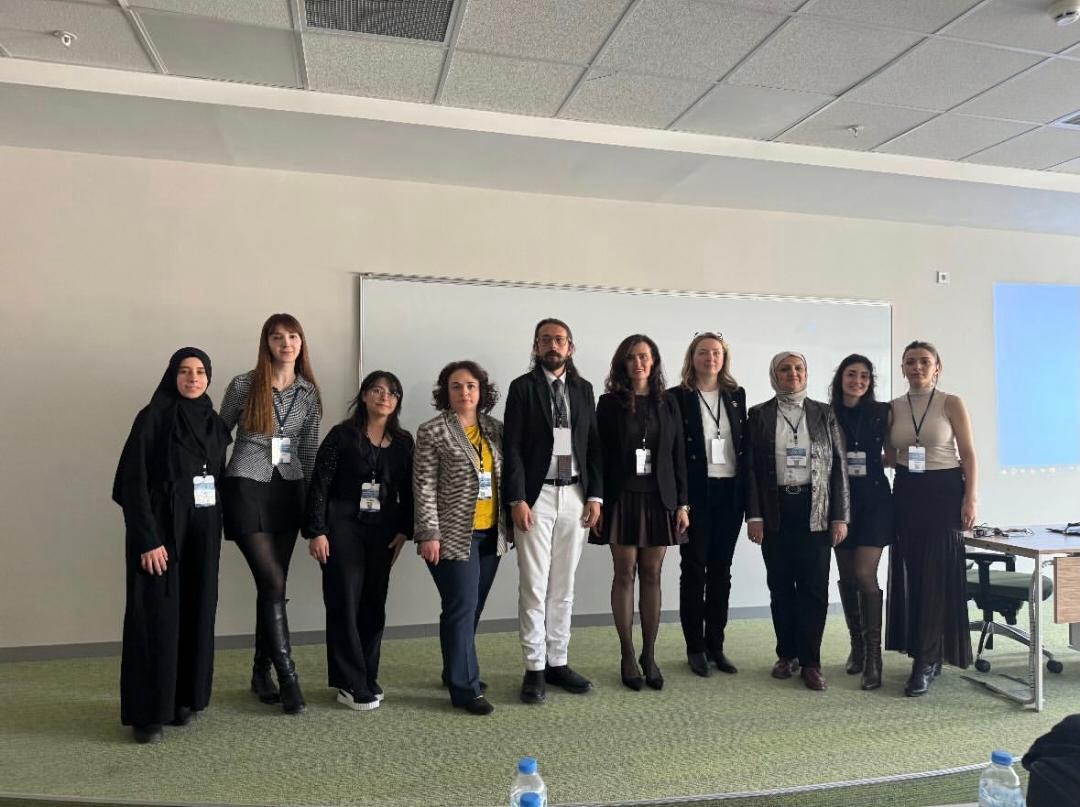 Görsellerde, Atılım Odyoloji Günleri III kapsamında panel oturumları, sunum yapan katılımcılar ve etkinlikten çeşitli anlar yer almaktadır.