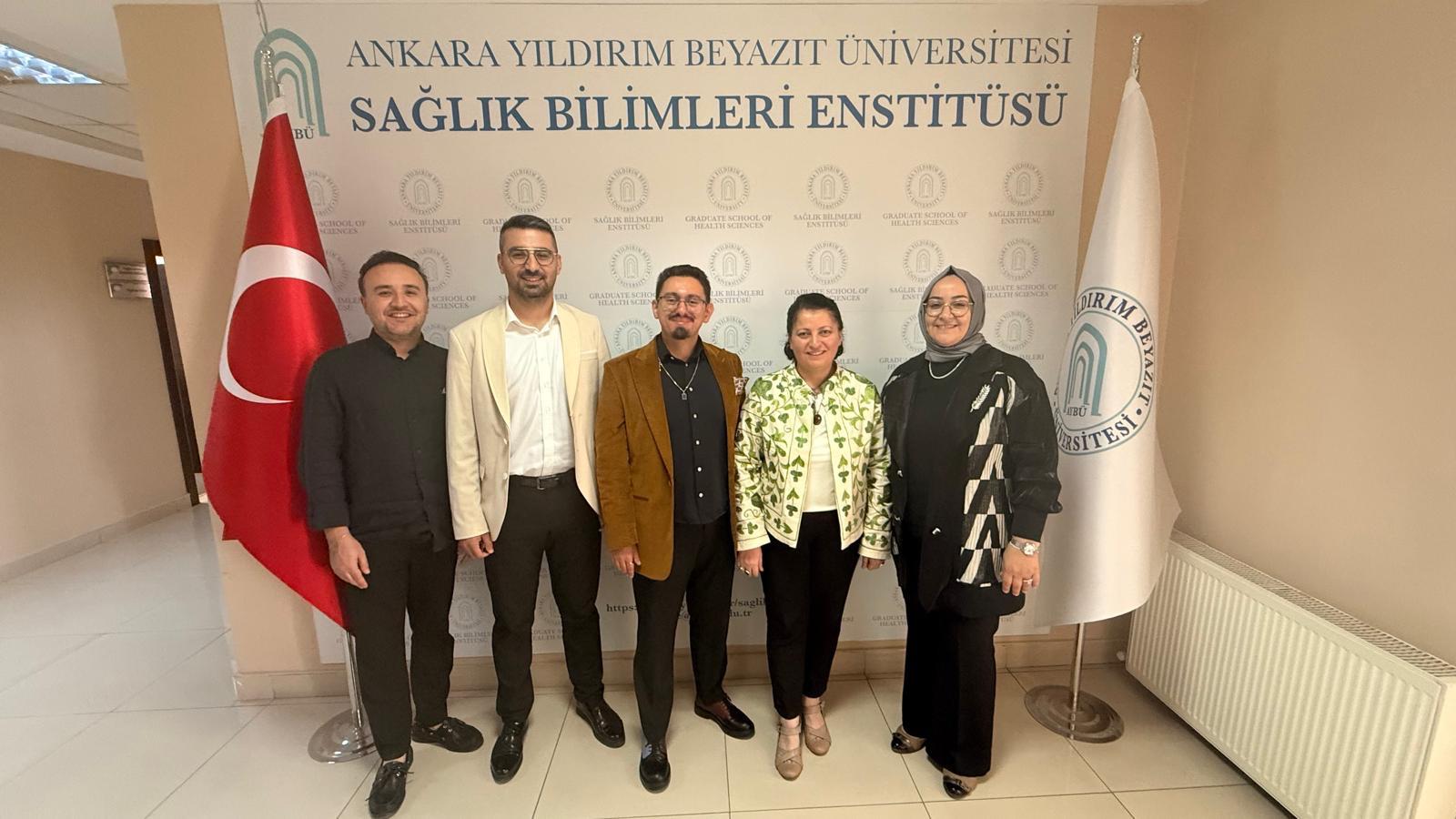 Görselde, tez savunmalarını başarıyla tamamlayan Ody. Hüseyin Bilgici ve Ody. İsmail Cem Gülmez ile danışmanları ve jüri üyeleri birlikte yer almaktadır.