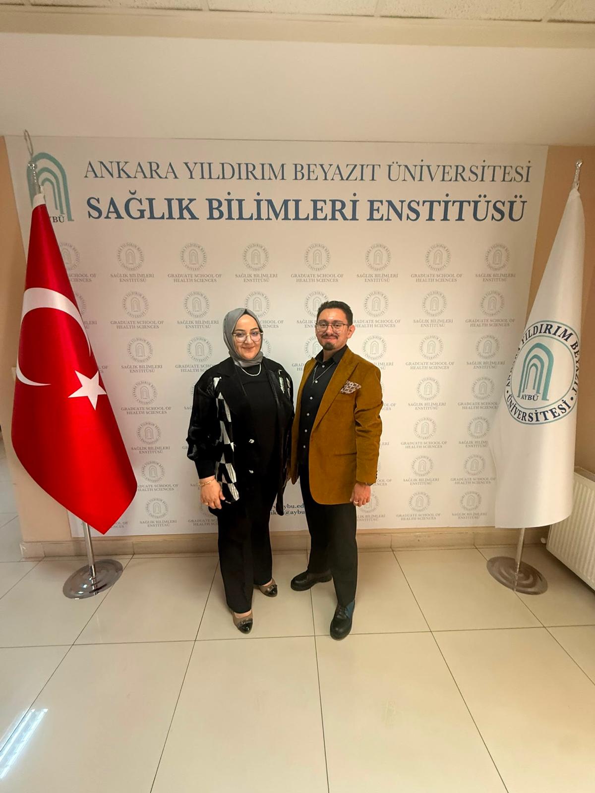 Görselde, tez savunmalarını başarıyla tamamlayan Ody. Hüseyin Bilgici ve Ody. İsmail Cem Gülmez ile danışmanları ve jüri üyeleri birlikte yer almaktadır.