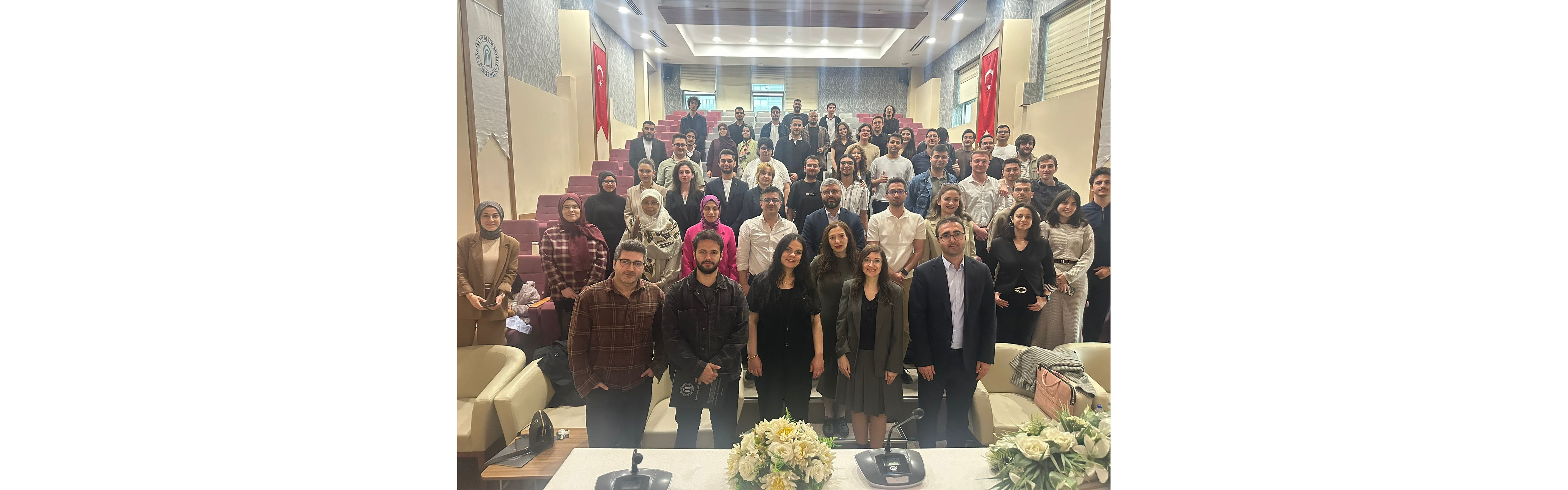 AYBÜ Yazılım Mühendisliği 2026 Bitirme Projeleri Sergisi'nin ardından öğrenciler, öğretim üyeleri ve davetliler hatıra fotoğrafı çektirdi.
