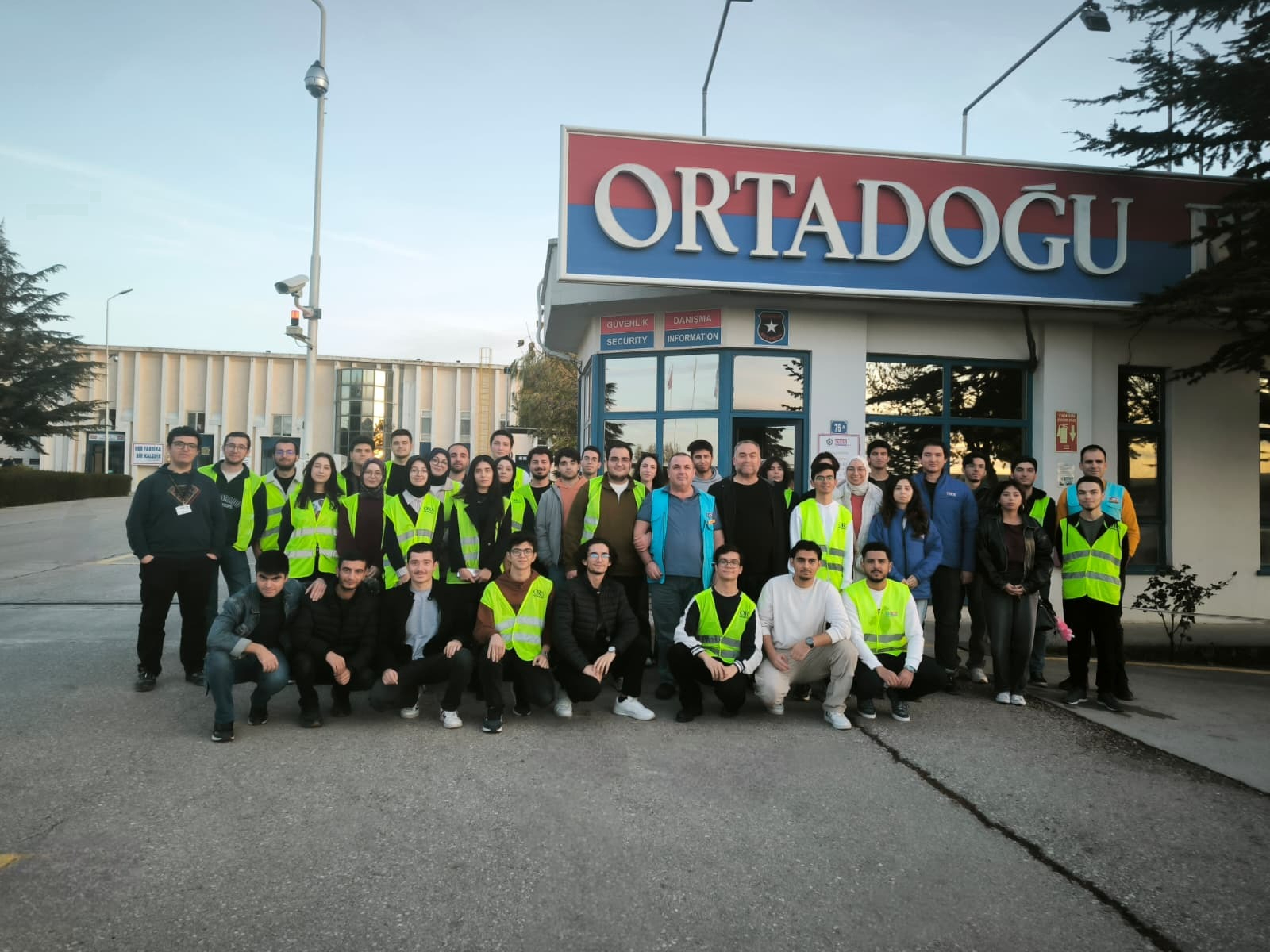 Bölümümüz Öğretim Üyelerinden Prof. Dr. Adem Çiçek ve Arş. Gör. Eda Nur İris'in ORS'ye yapılan teknik geziye katılan öğrenciler ile birlikte fabrikanın giriş kapısı önünde çekindikleri fotoğraf.