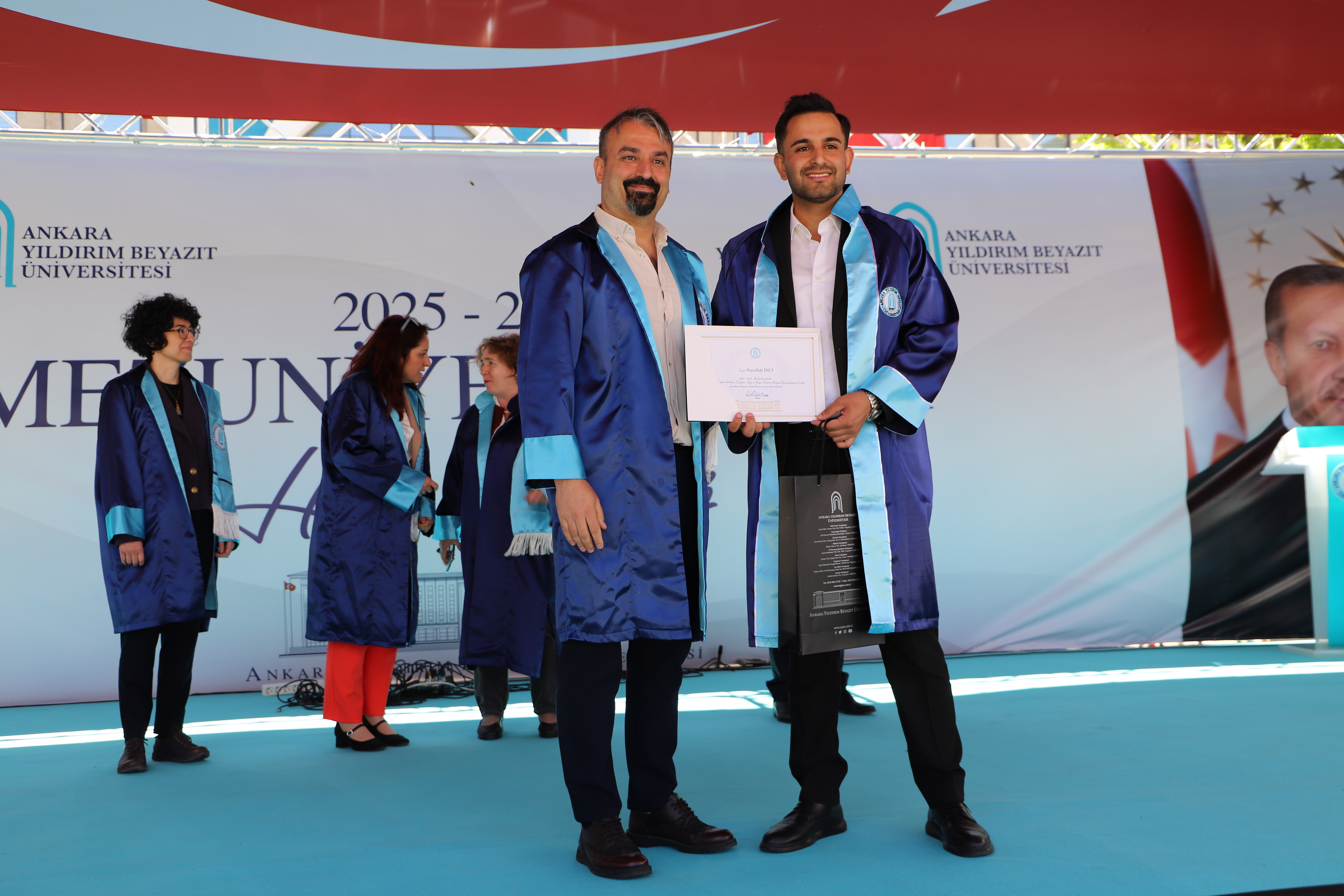 Bölüm üçüncüsünün Dr.Öğr.Üyesi Erdinç Alaca'dan diplomasını alırken çekilmiş bir fotoğrafı