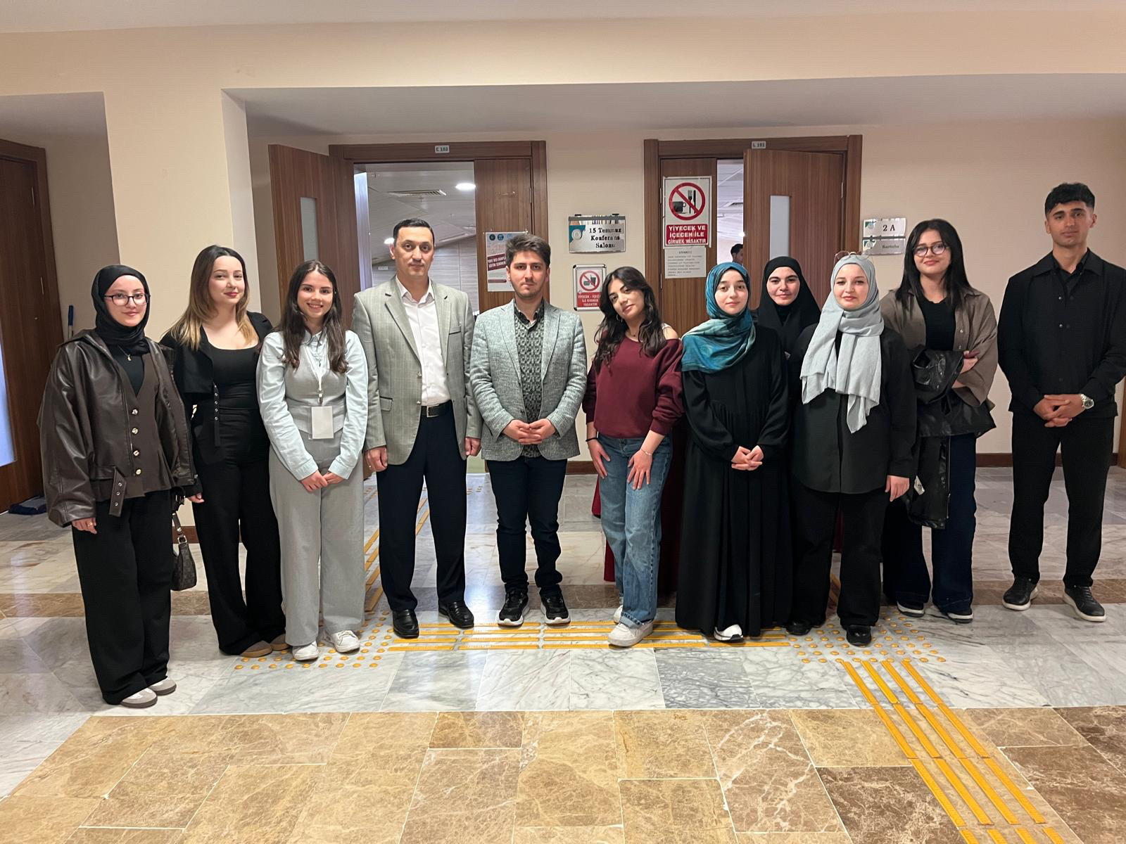 Program sonrası toplu fotoğraf. 