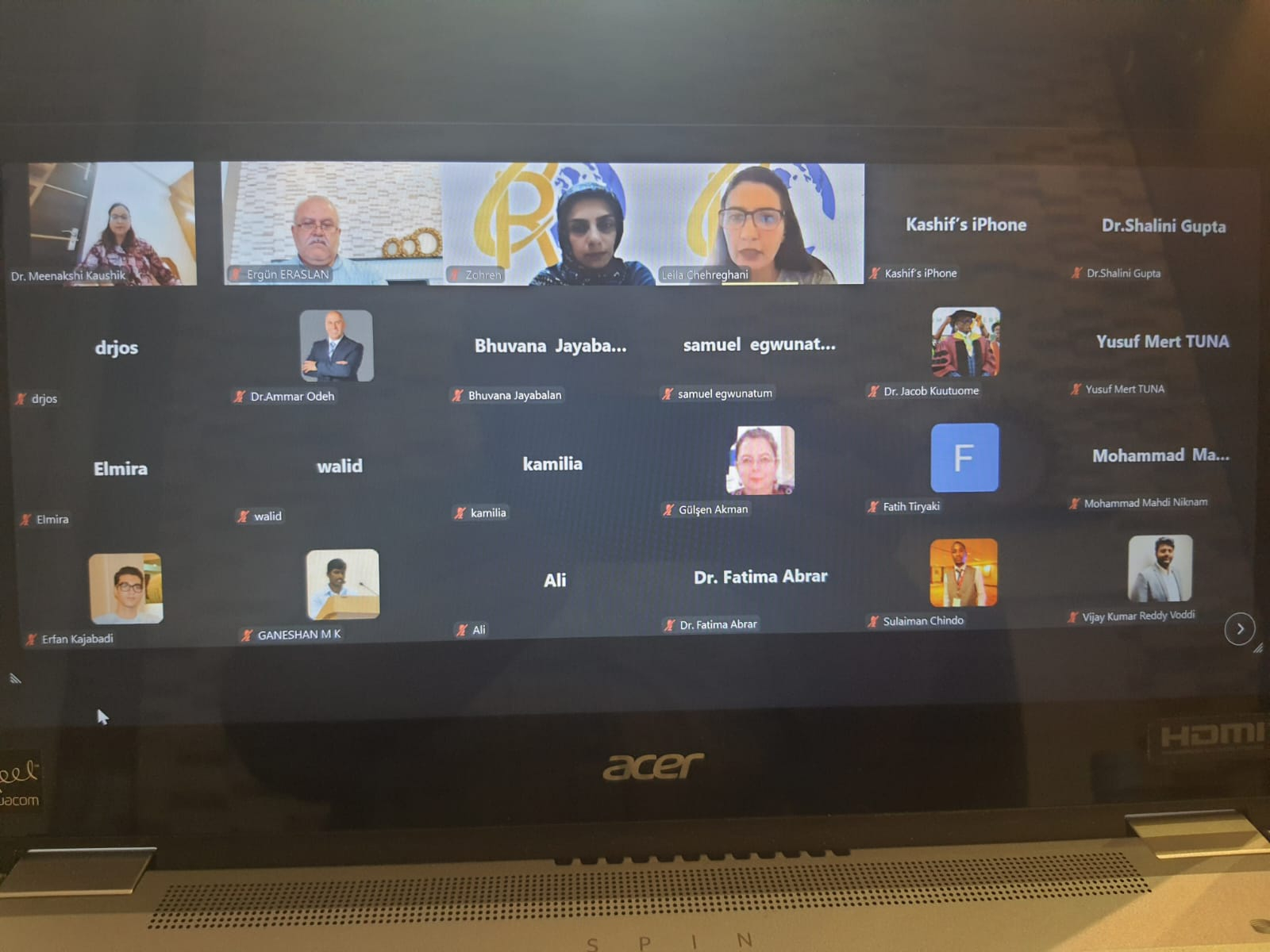 Dekanımız ve bazı katılımcıları içeren online toplantı ekranı fotoğrafı.
