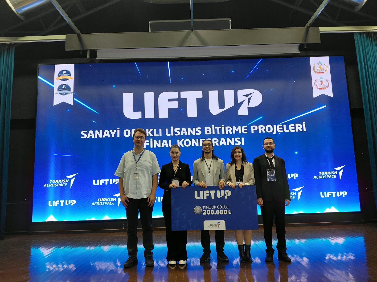 AYBÜ Yazılım Mühendisliği öğrencileri, TUSAŞ LIFT UP Programı’nda 359 ekip arasından Türkiye ikincisi oldu. AYBÜ TTO aracılığıyla finansal süreçleri yürütülen proje, üniversite-sanayi iş birliğinin başarılı bir örneğini ortaya koydu.