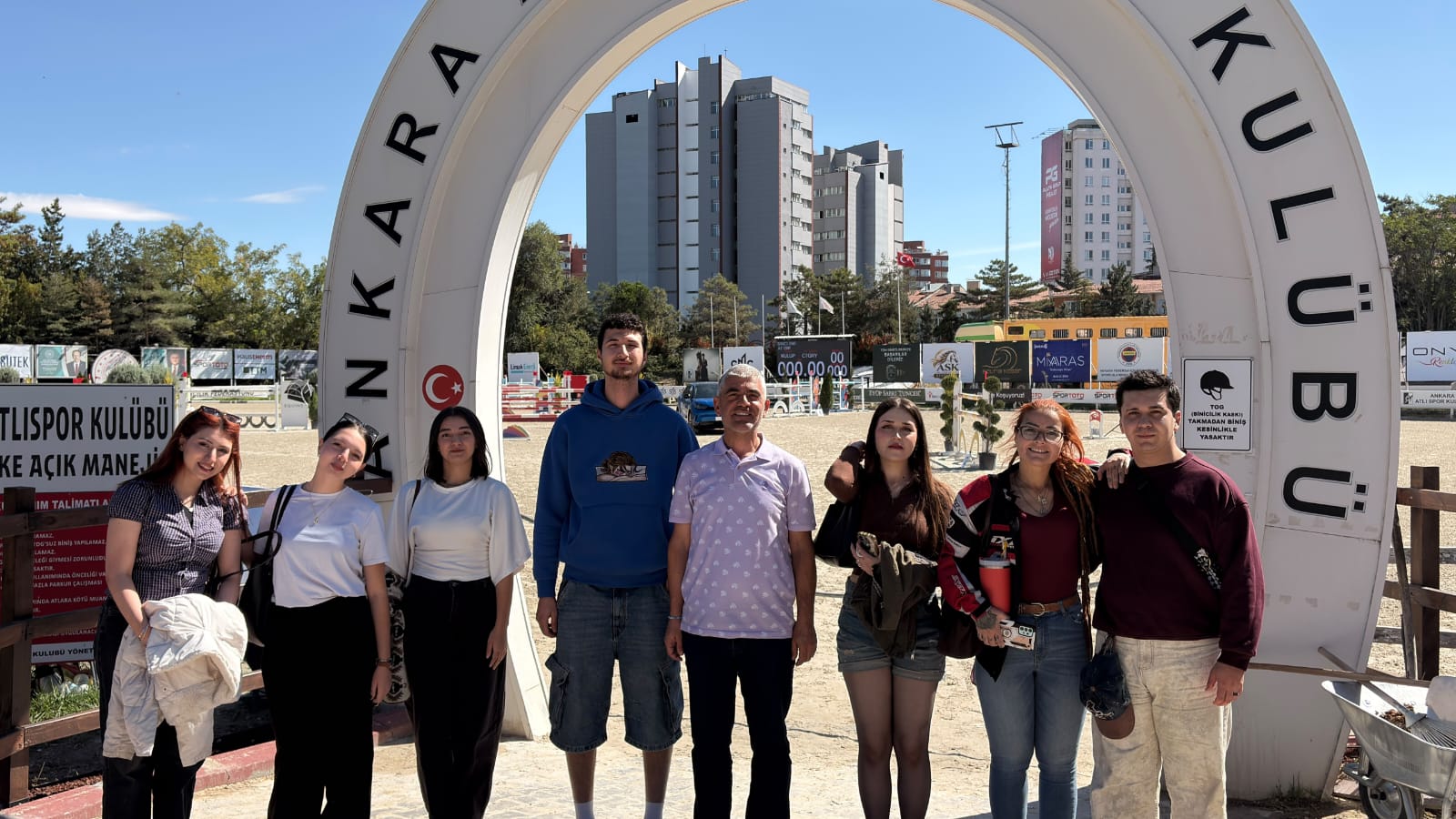 Atçılık ve Antrenörlüğü Programı Öğrencilerimiz Cumhurbaşkanlığı Kupası Yarışlarını Yerinde İzledi görseli