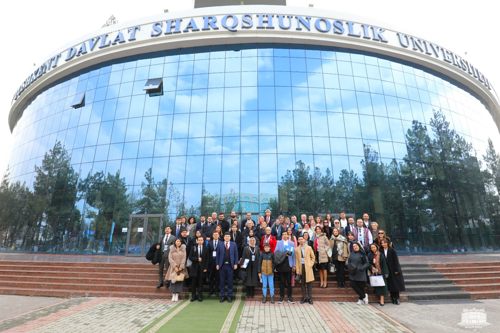 Kongre katılımcılarının, kongre binası önünde topluca çekilmiş fotoğrafı