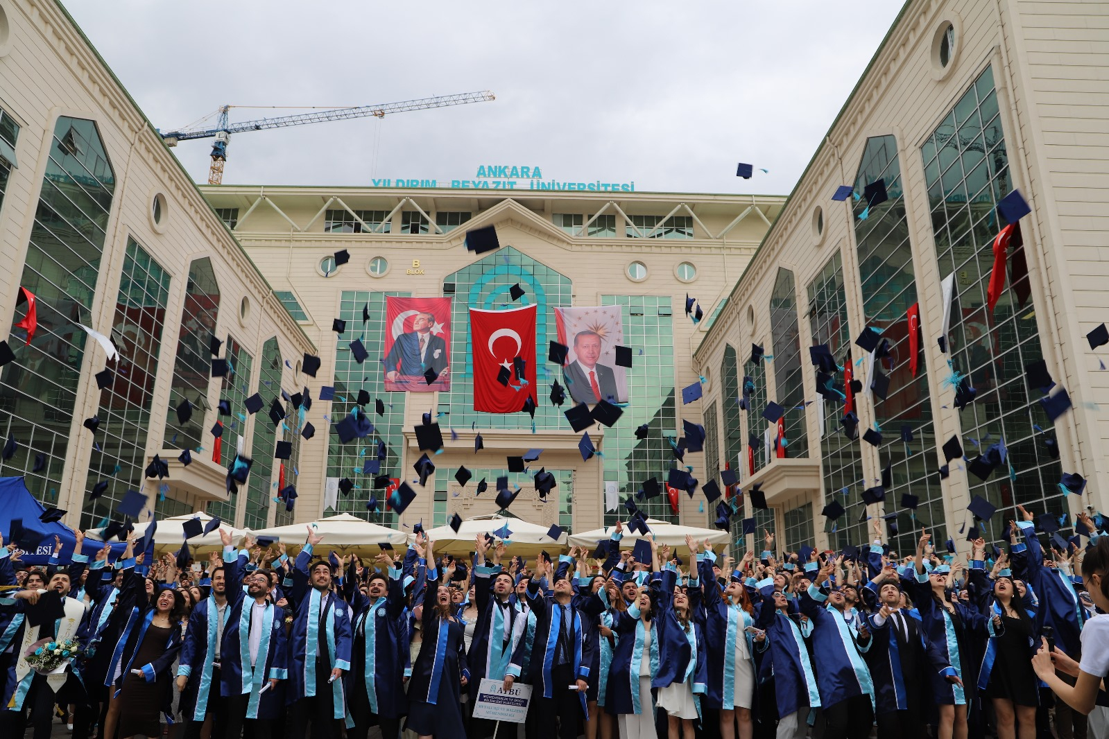 Mezunlarımızın kep atarken fotoğrafı.