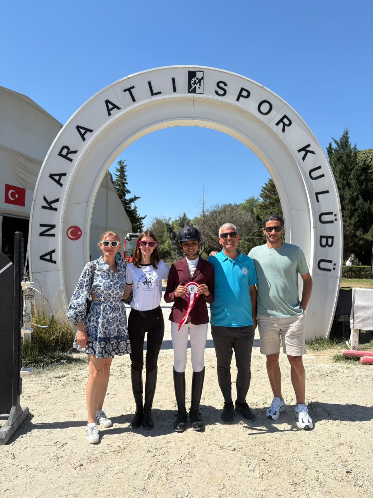 Ankara Atlı Spor Kulübü tarafından 15–16 Ağustos 2026 tarihlerinde Ankara’da gerçekleştirilen Engel Atlama müsabakalarında AYBÜ Spor Kulübü önemli bir başarıya imza attı.