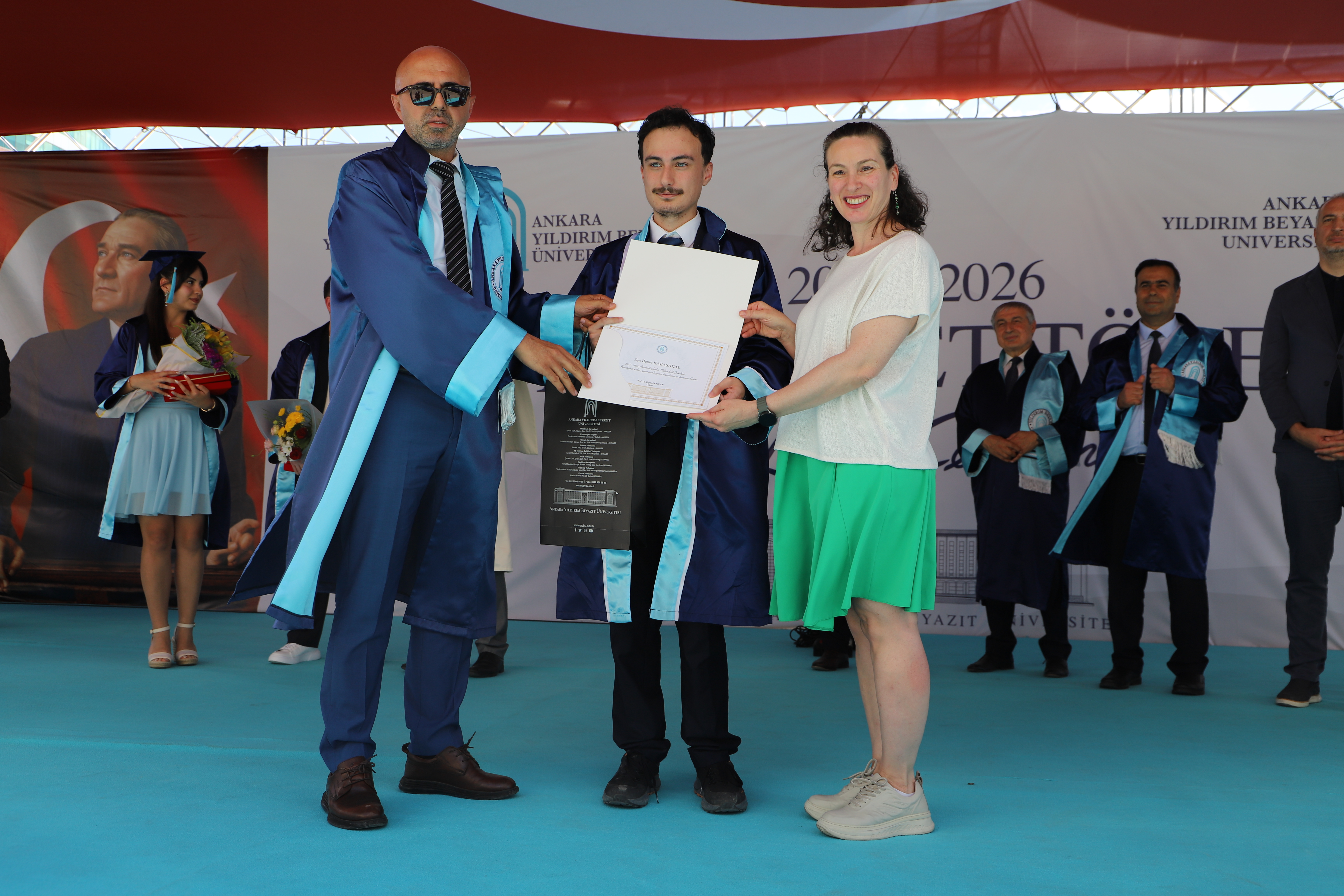 Rektör yardımcımız Abdullah Yıldız ve Ostim Teknopark Müdürü Derya Çağlar fakülte ikincimiz Berke Kabasakal'a diplomasını takdim ediyor.