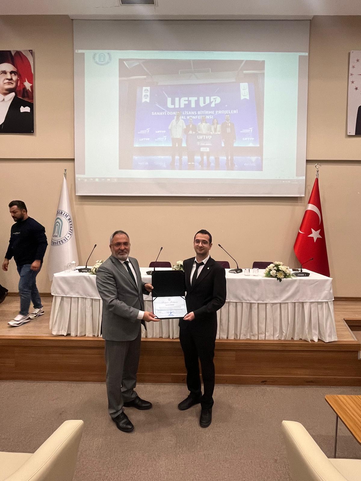 Yazılım Mühendisliği öğrencisi Mert Özdemir rektörümüzden başarı belgesini alıyor.